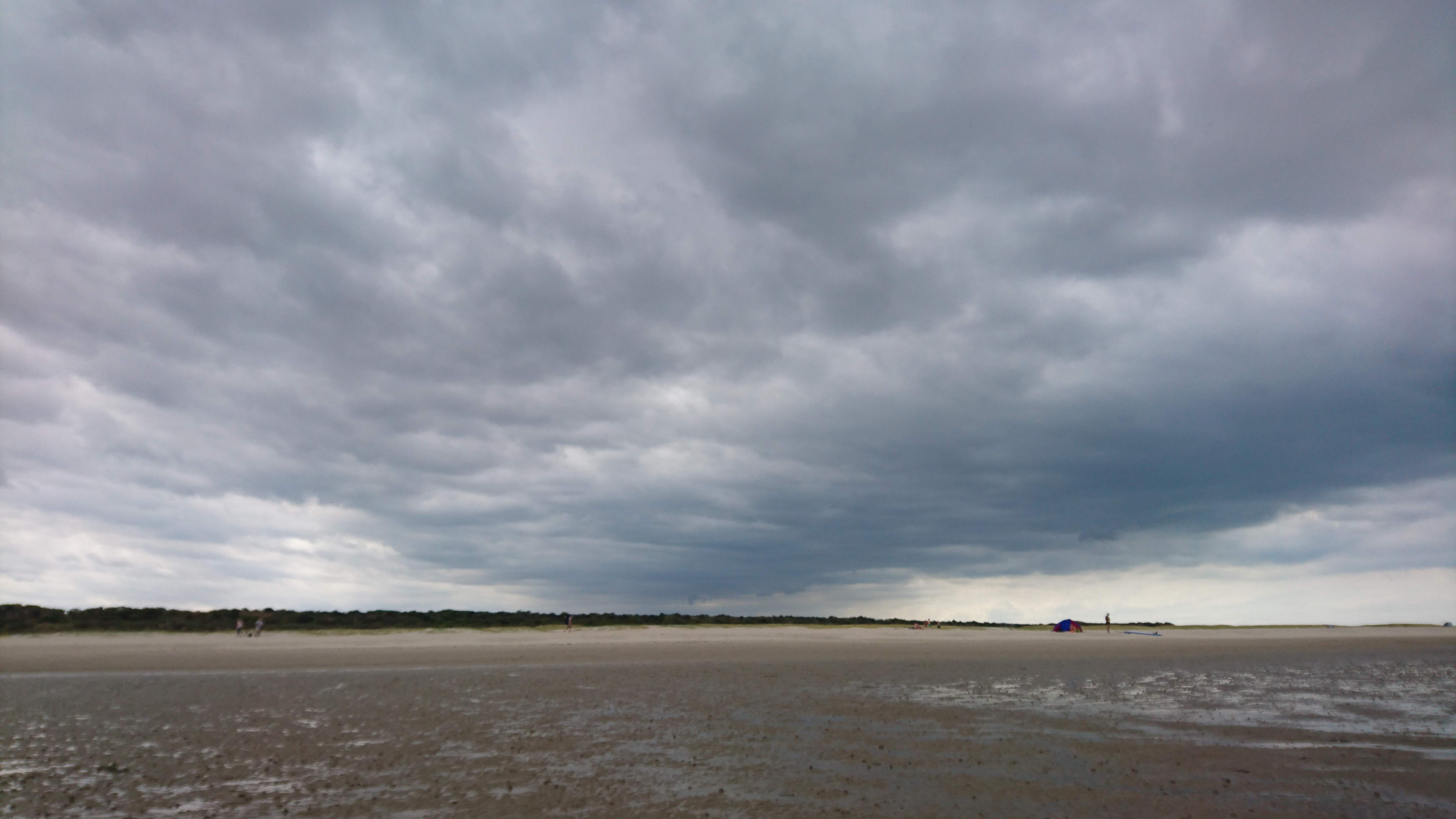 Regenbuirichting het strand van Renesse.