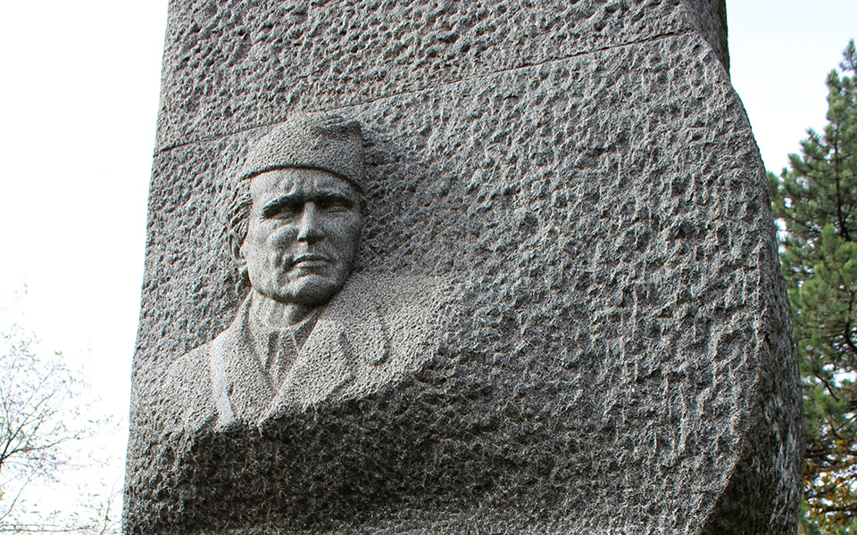 senka-bajramovic_tito-monument-sarajevo_detail_960x600jpg