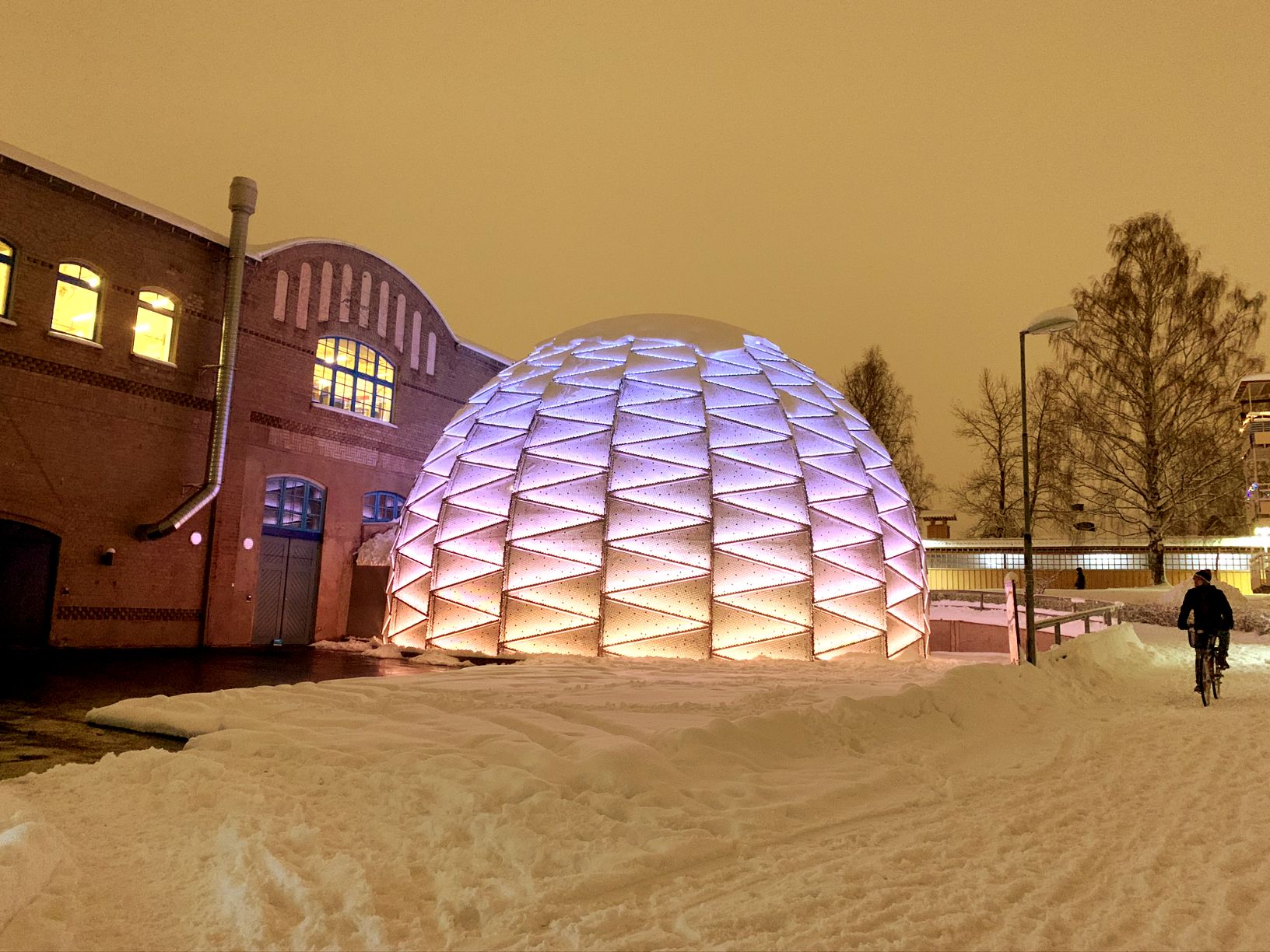 "Domen" i Umeå har bestyckats med 9600 archishapedot RGB från traxon och styrs med Sympholight