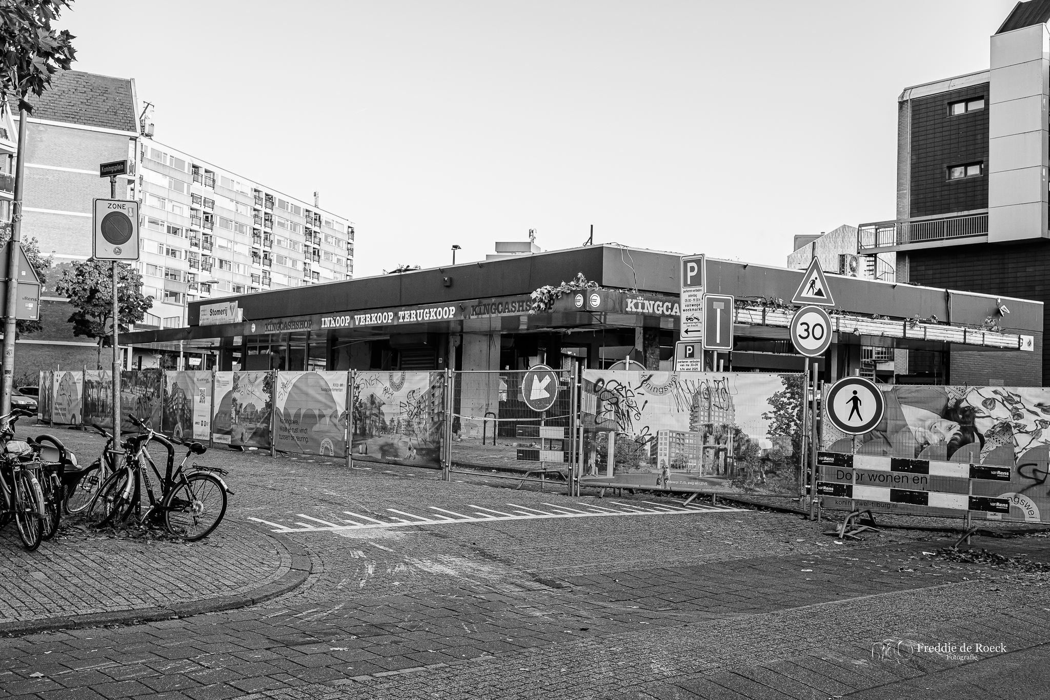 Sloopwerkzaamheden _  Wooncomplex Piusstaete  Koningsplein Tilburg  _  5 Okt 2024  _ -17jpg