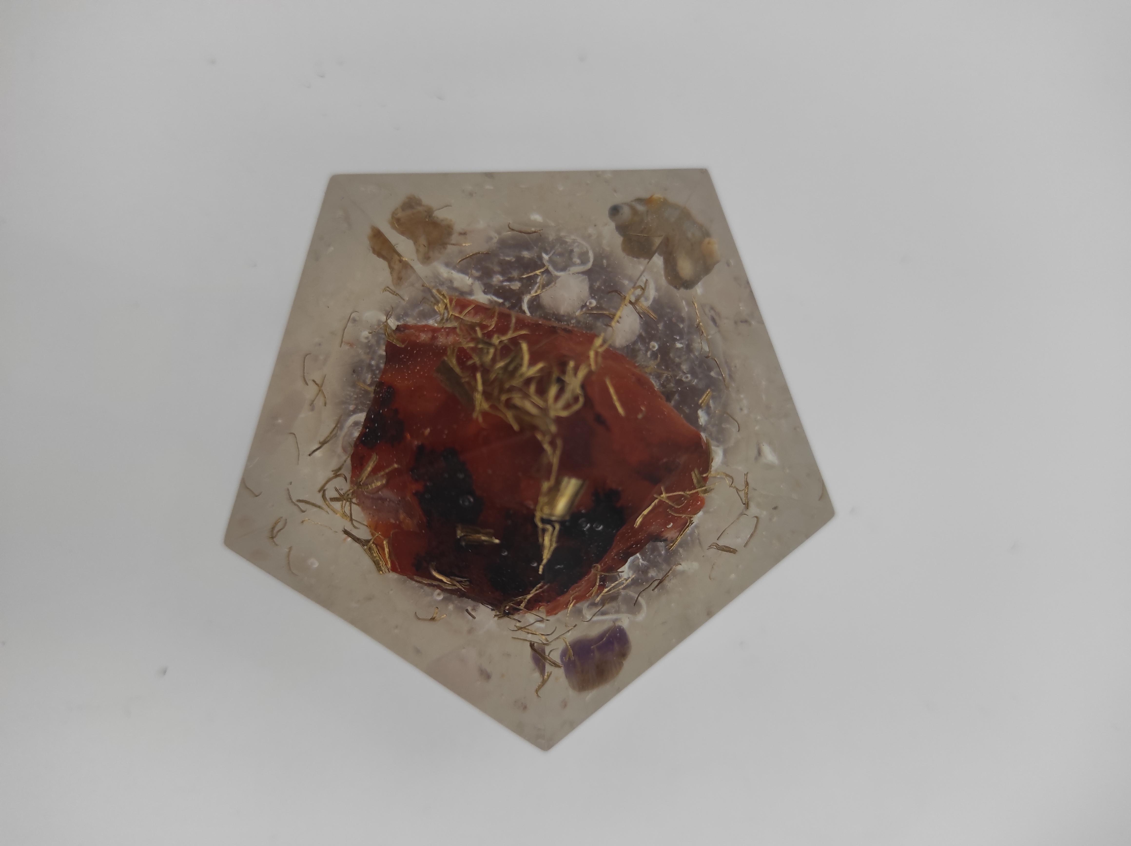 Orgonite vijfhoek gevuld met Carneool, brons, schelpjes, rozekwarts en meer