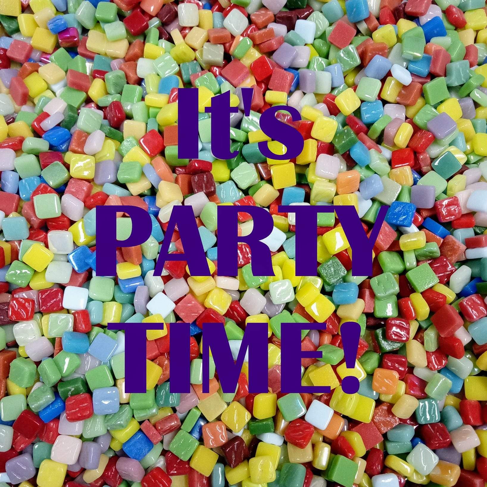 Mozaieksteentjes in verschillende kleuren met daaroverheen in paarse letters de tekst "It's party time".