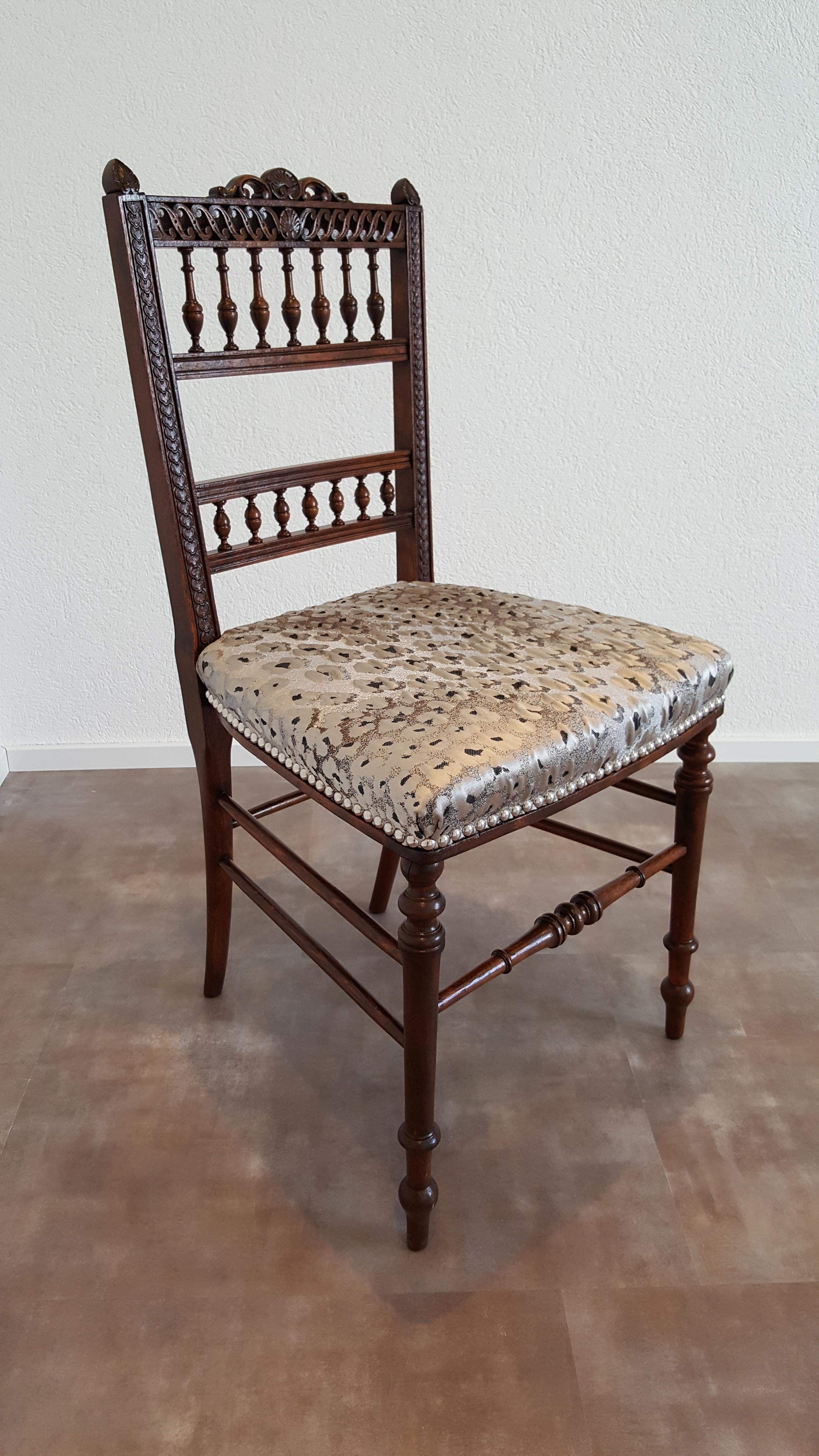 Stuhl gepolstert und neu bezogen