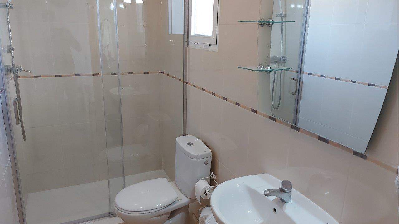 Gemeenschappelijke badkamer met douche