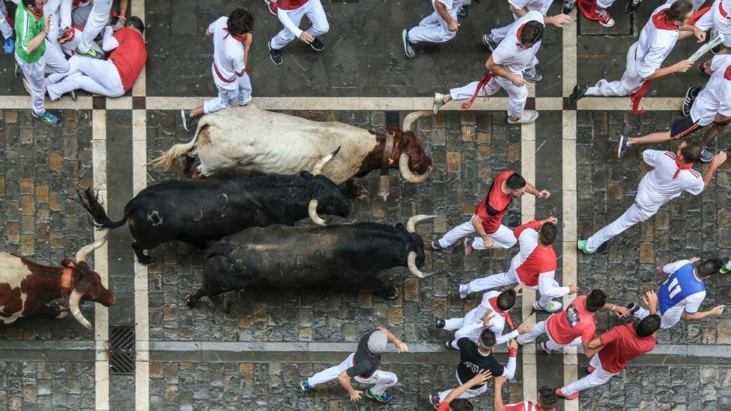 De Opwinding en Traditie van de Running of the Bulls in Pamplona (Fiesta de San Fermín)