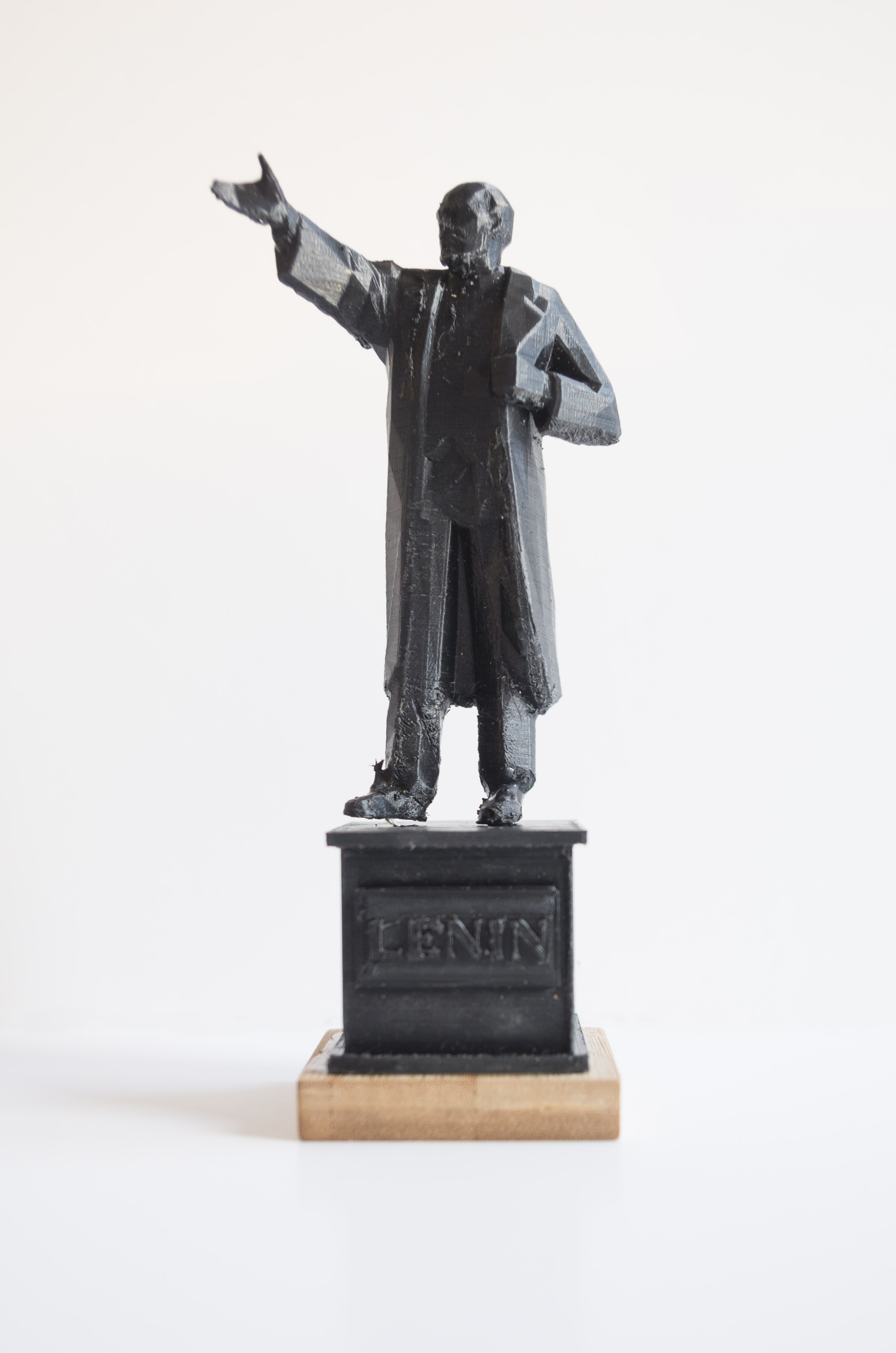 deface-a-statue: Lenin