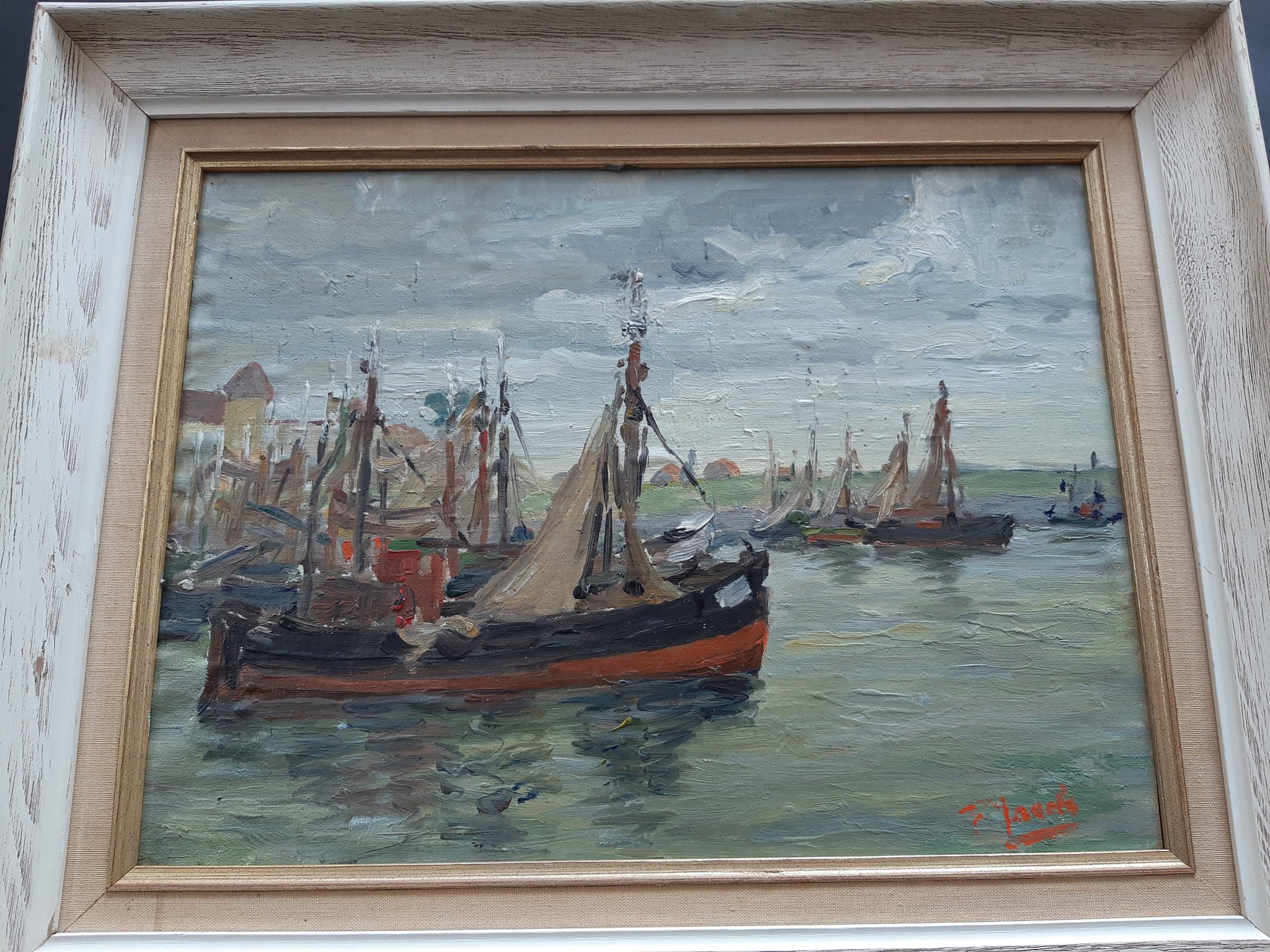 leuk gesigneerd schilderij, havengezicht met schepen voor de kust