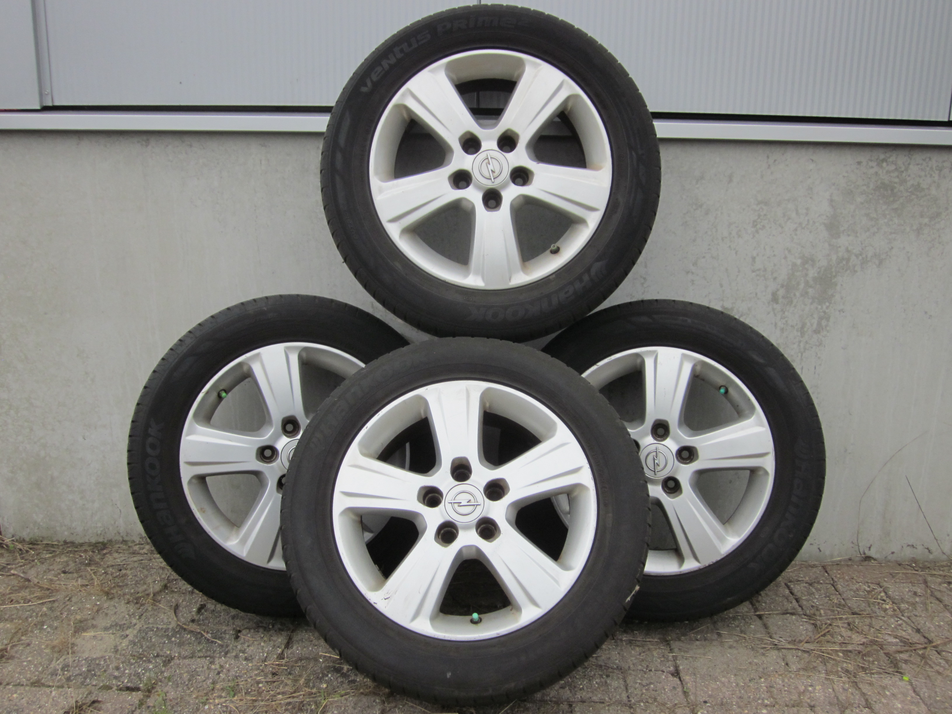 Hankook zomerbanden 215/55/R16 op Lichtmetalen velgen