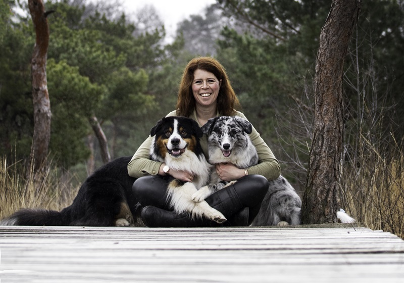 Diliana Bruins Drenth gedragsdeskundige met haar 2 Australian Shepherds.