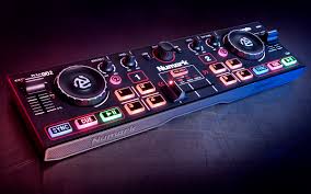 We test the Numark DJ2GO2 Touch out of the box