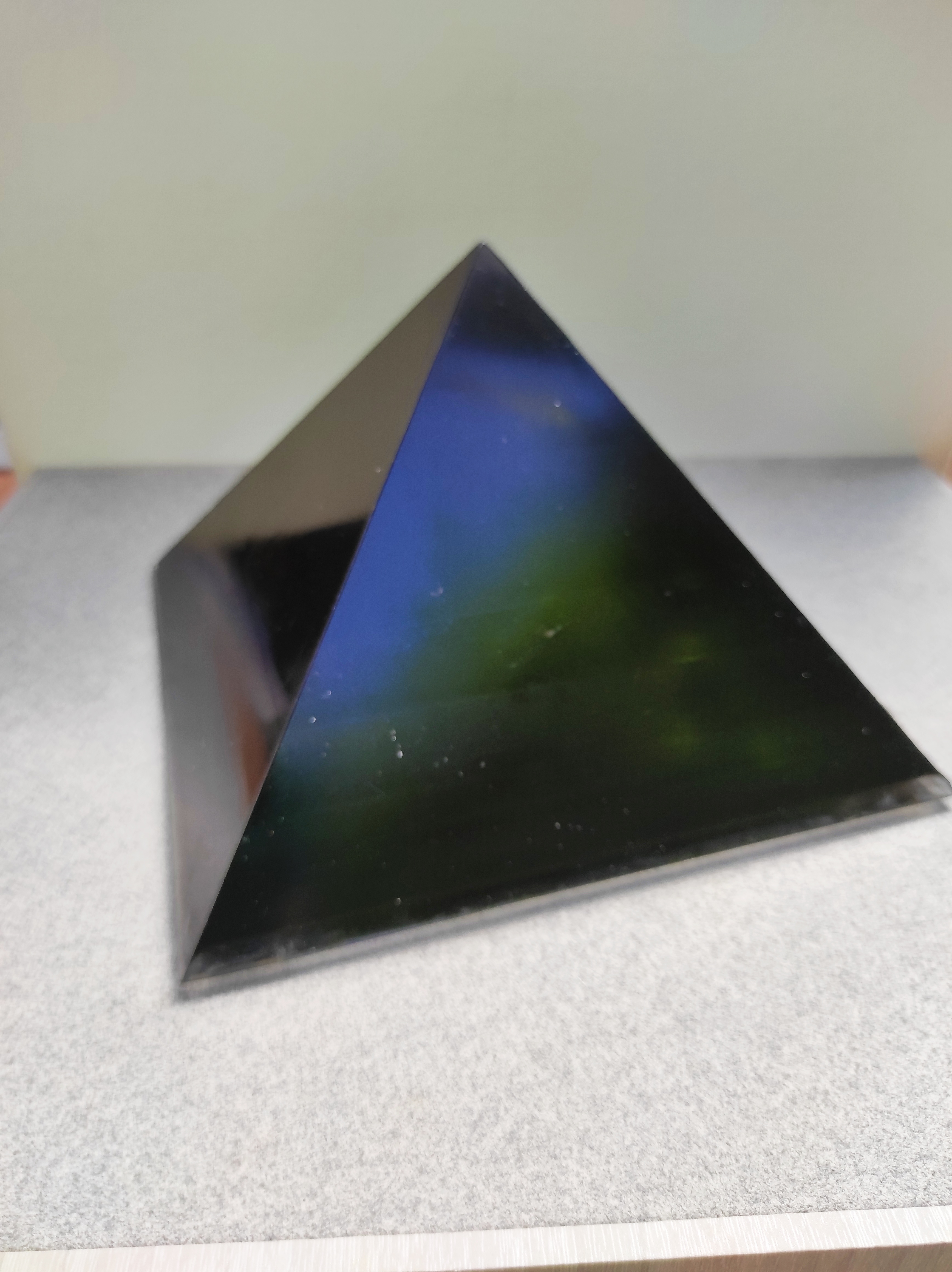 Orgonite  piramide zwart 19,5 x 19,5 x18 cm