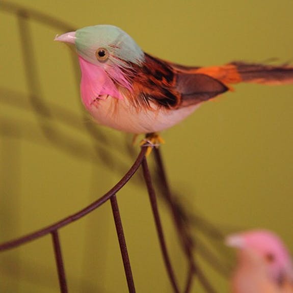 Roestbruine vogelkooilamp met 14 gekleurde vogeltjes, medium