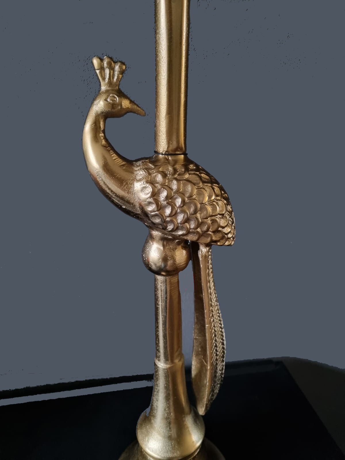 COLMORE, hoge tafellamp PEACOCK in new bronze, raw metal met zwarte kap.