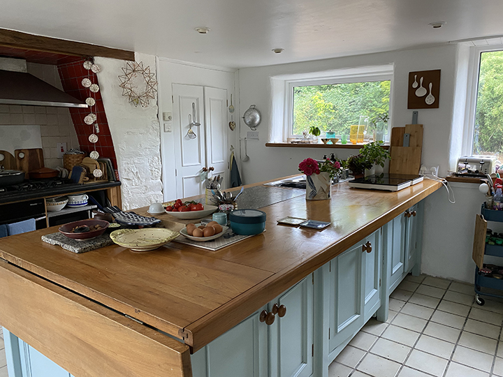 Large kitchen with lots of counter space, gas cooker, dishwasher, fridge and freezer