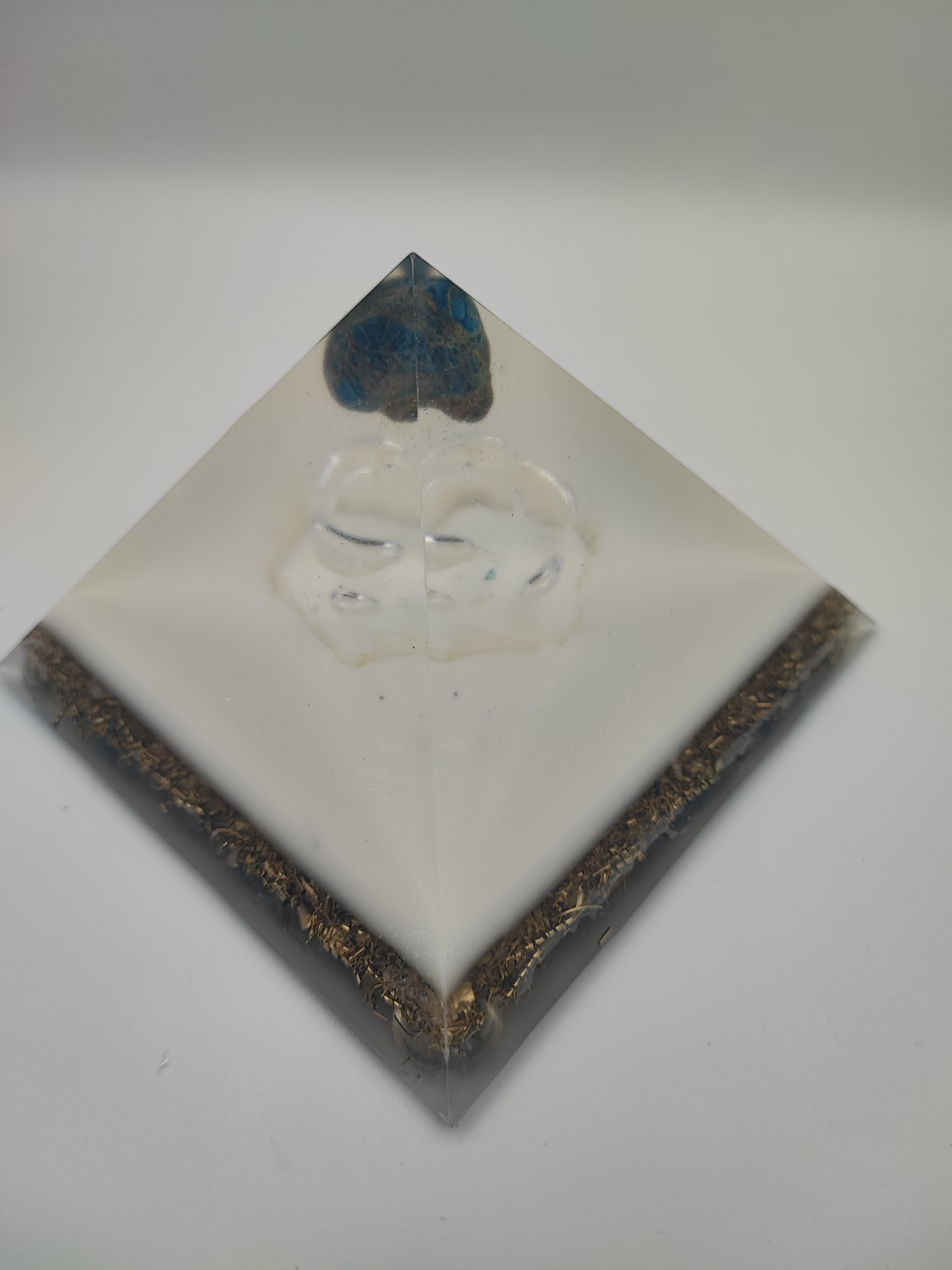Piramide met blauwe Apatiet en epoxy roos en meer.