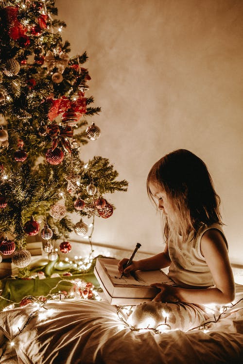kind onder kerstboomjpeg