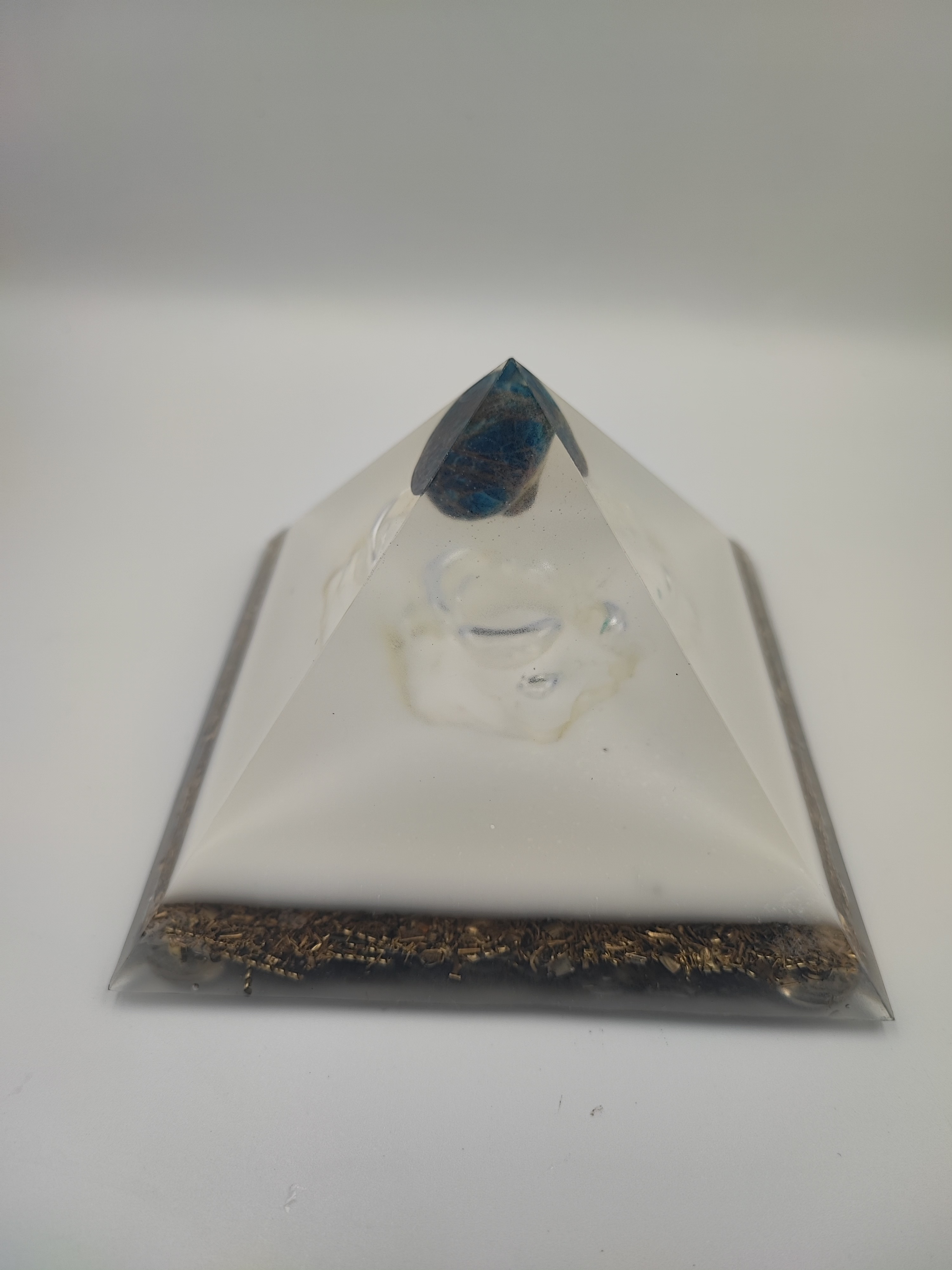 Piramide met blauwe Apatiet en epoxy roos en meer.