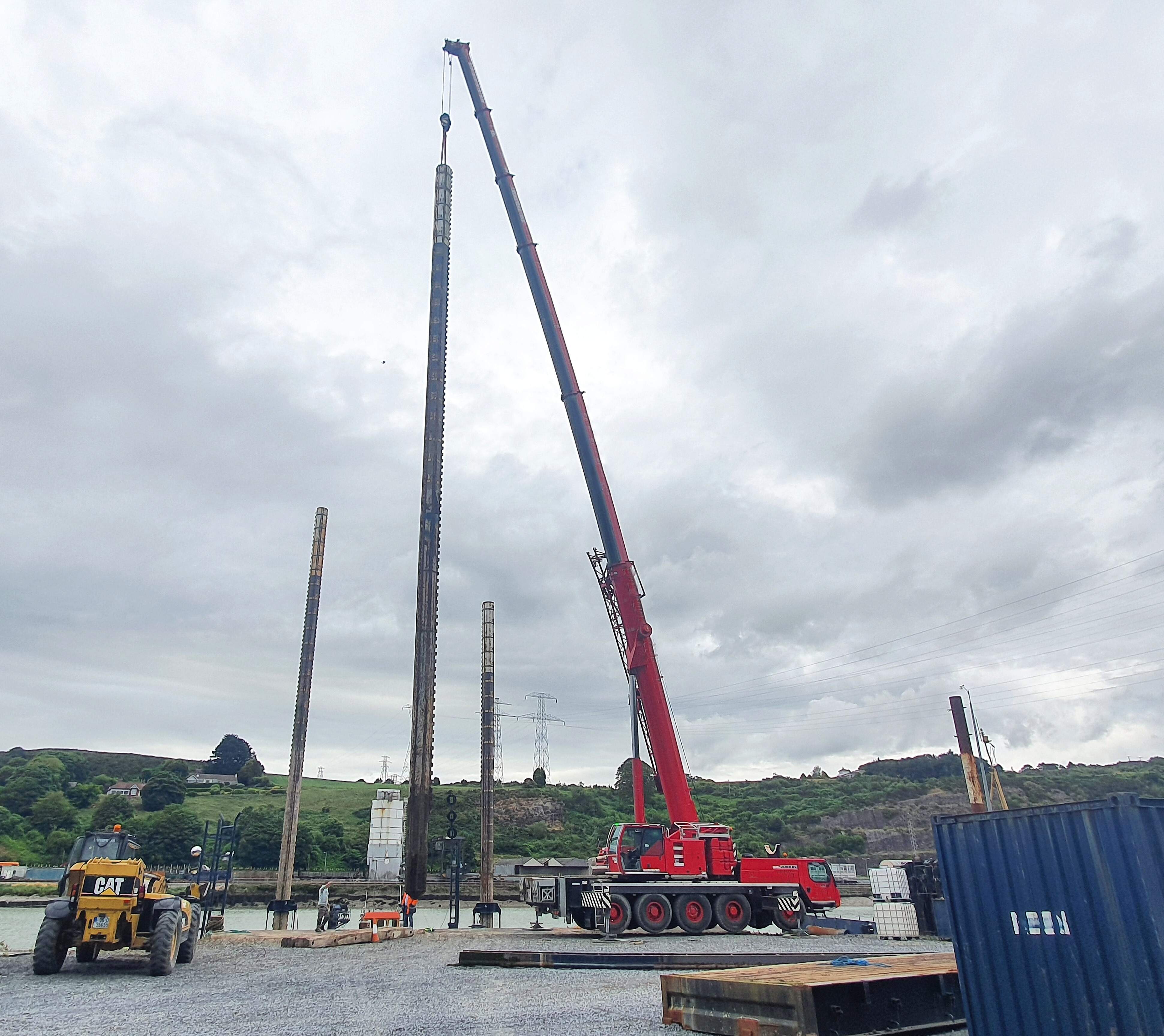 Removing 15 tonne, 33 metre long legs from a jack-up barge in Waterford City