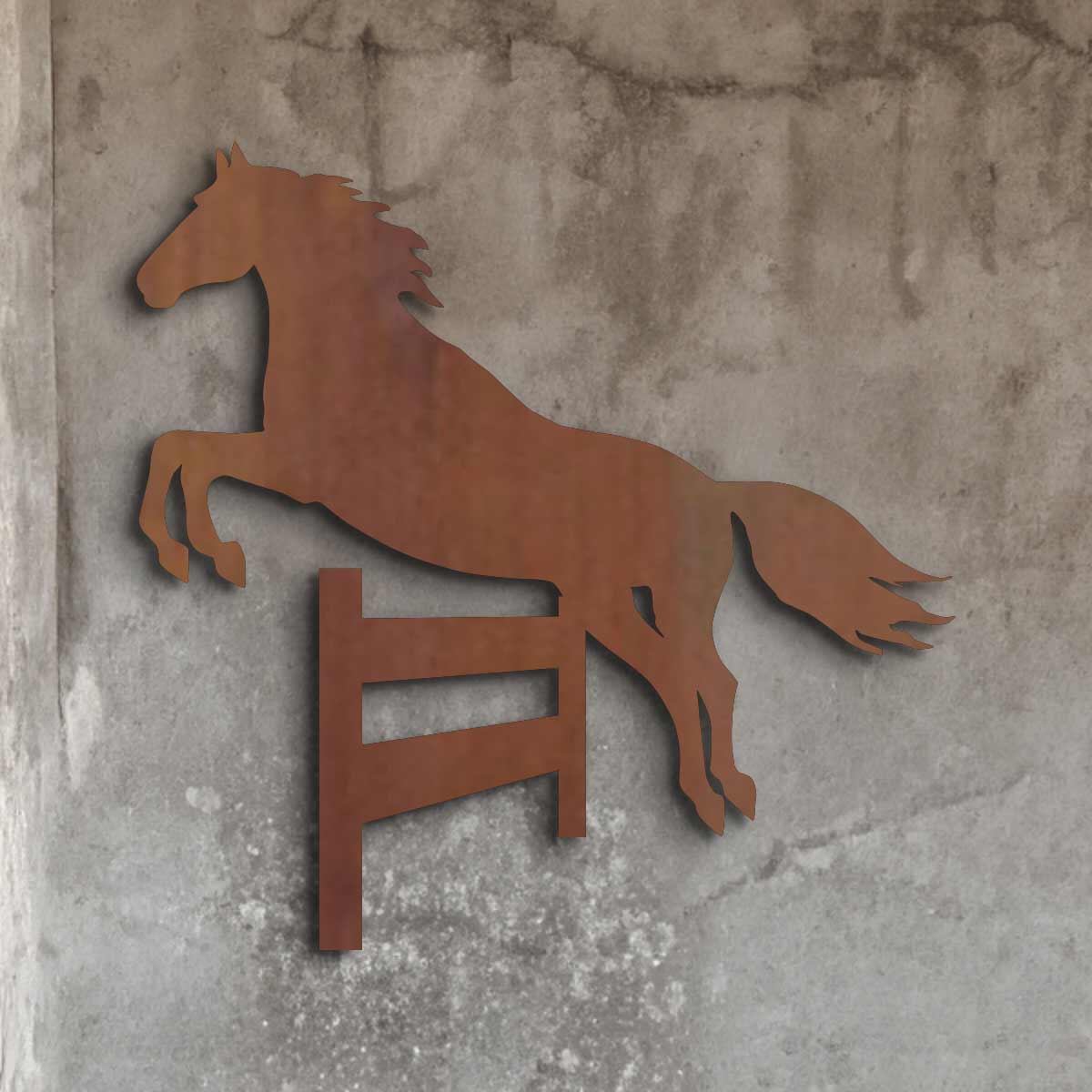 Cortenstaal paard springt over een hek