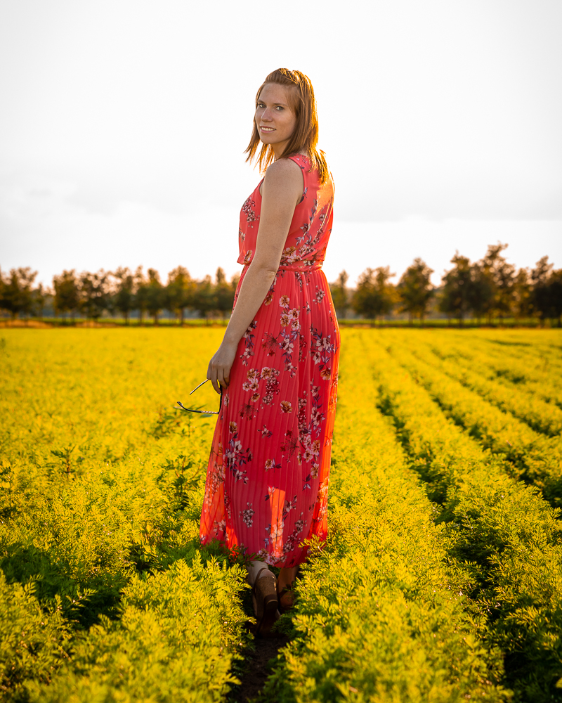 Model Yanah poserend in een veld in het Turnhouts Vennengebied