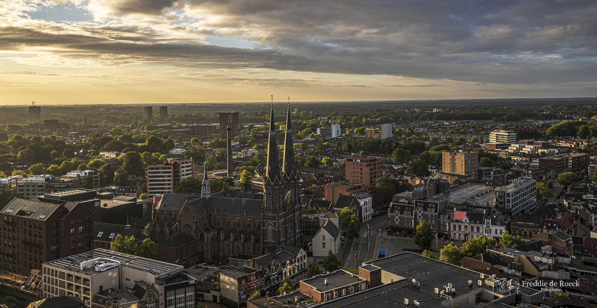 Skyline van Tilburg gezien vanuit woontoren De Bankier