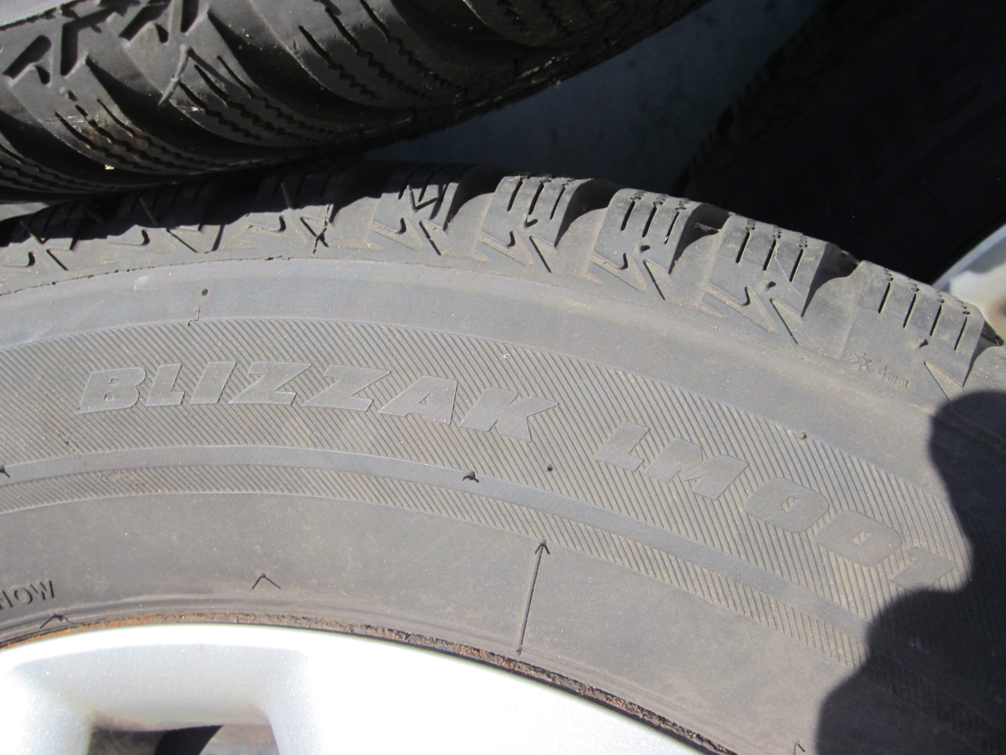 In nette staat Bridgestone winterbanden 215/60/R16 op stalen velg met opel wieldoppen