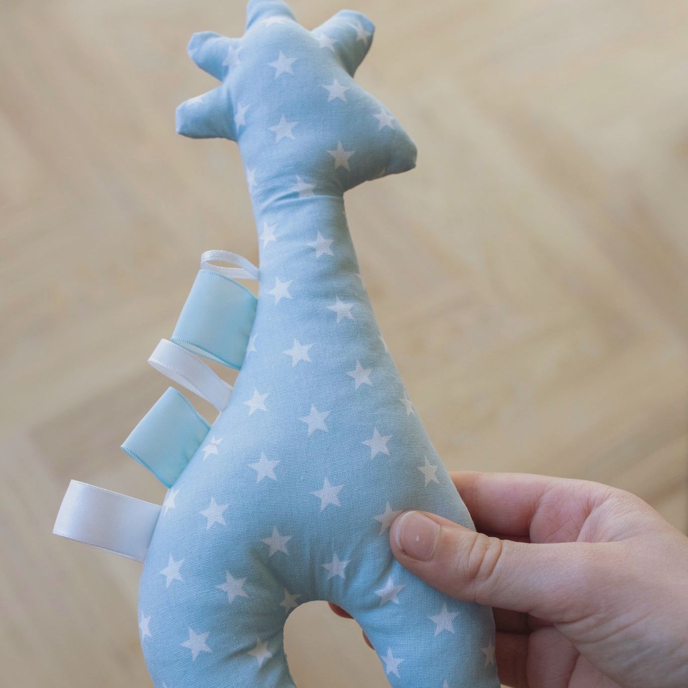 Knuffel giraffe lichtblauw ster