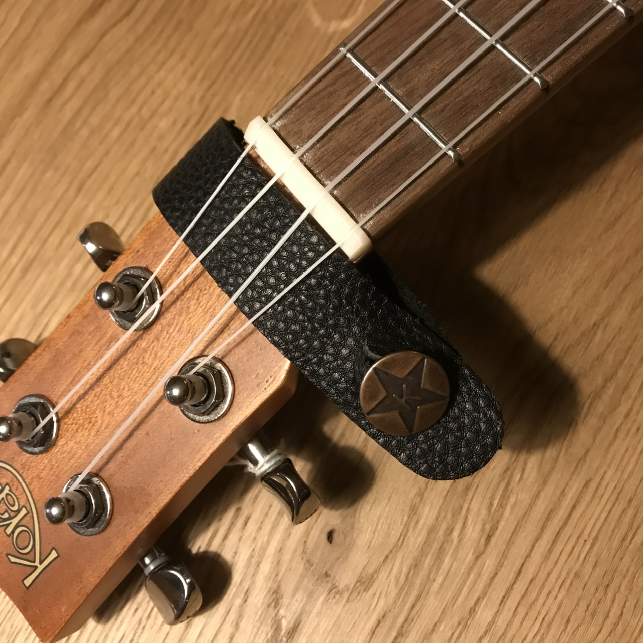 Riempje ukulelestrap bevestigen