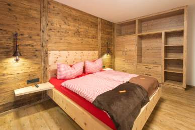 Betten aus Zirbenholz für den gesunden, erholsamen Schlaf