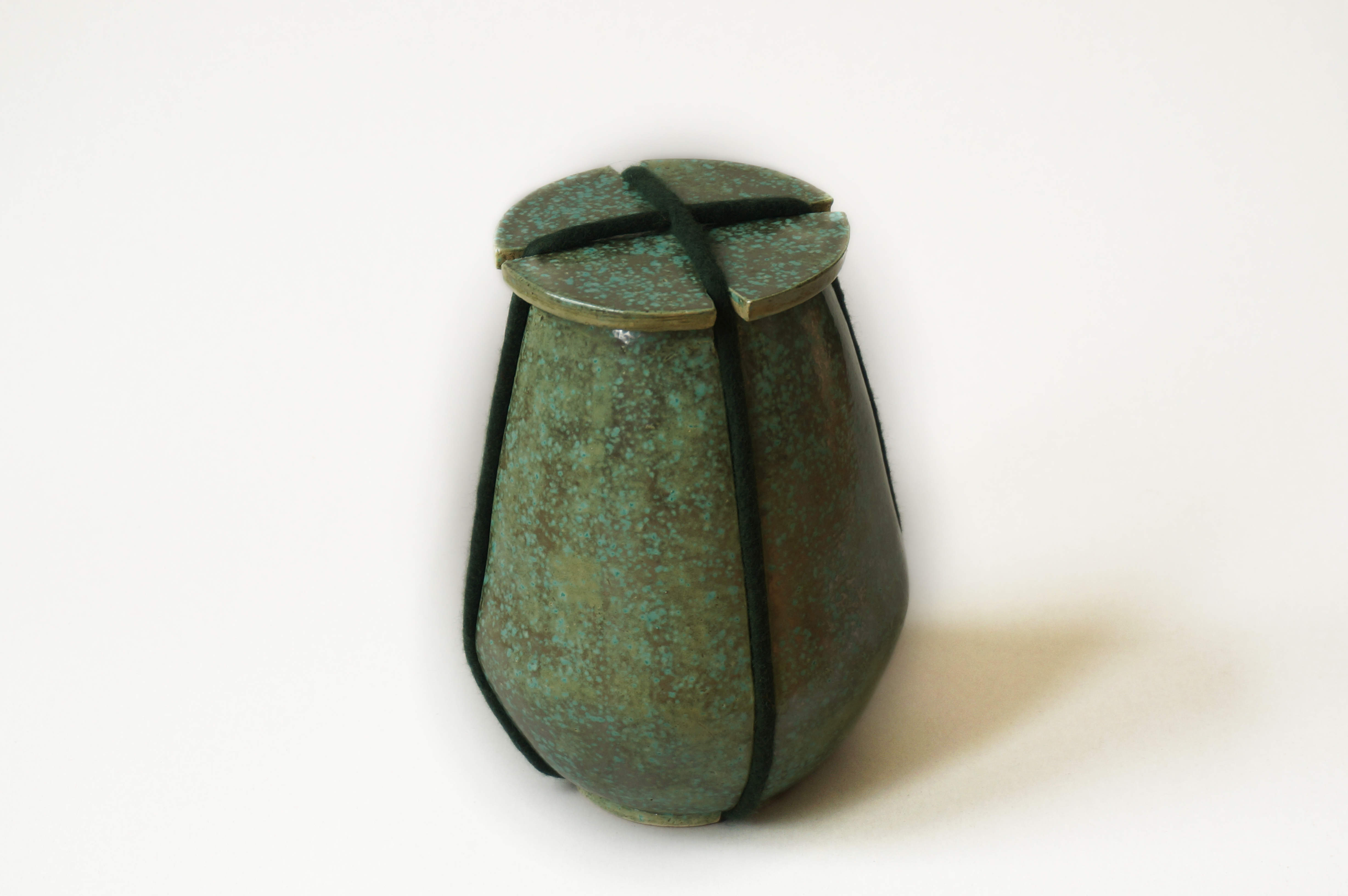 Urn: Steengoed, glazuur,  vilt                3,7 liter                        In opdracht gemaakt