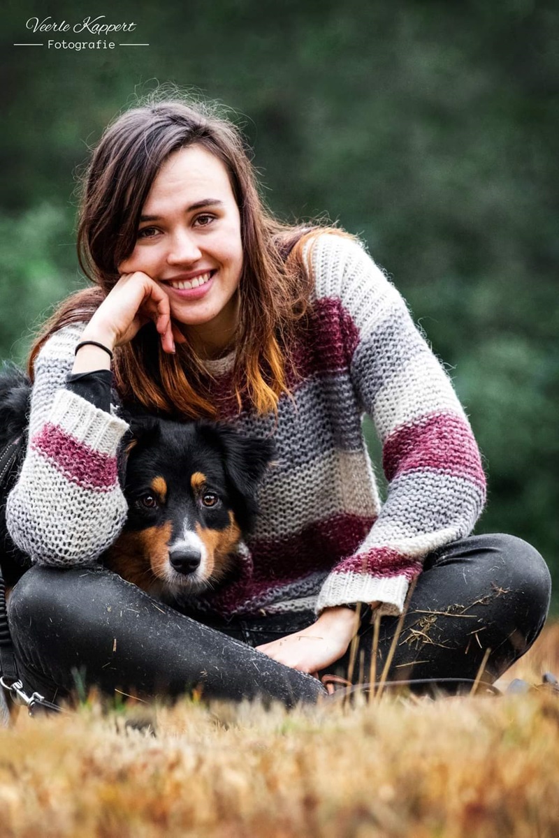 Een vrouw met haar Australian Shepherd