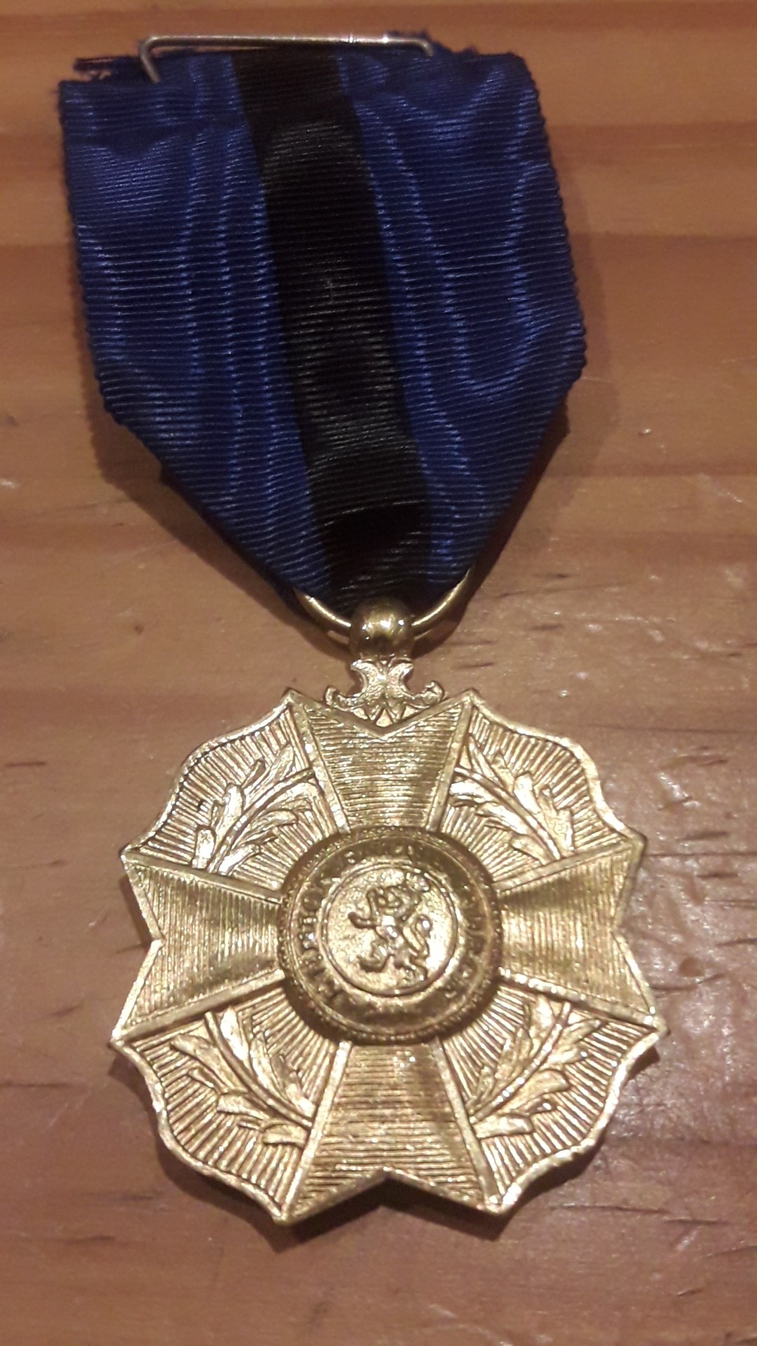 Belgische Medaille Koning Leopold / zwart blauw