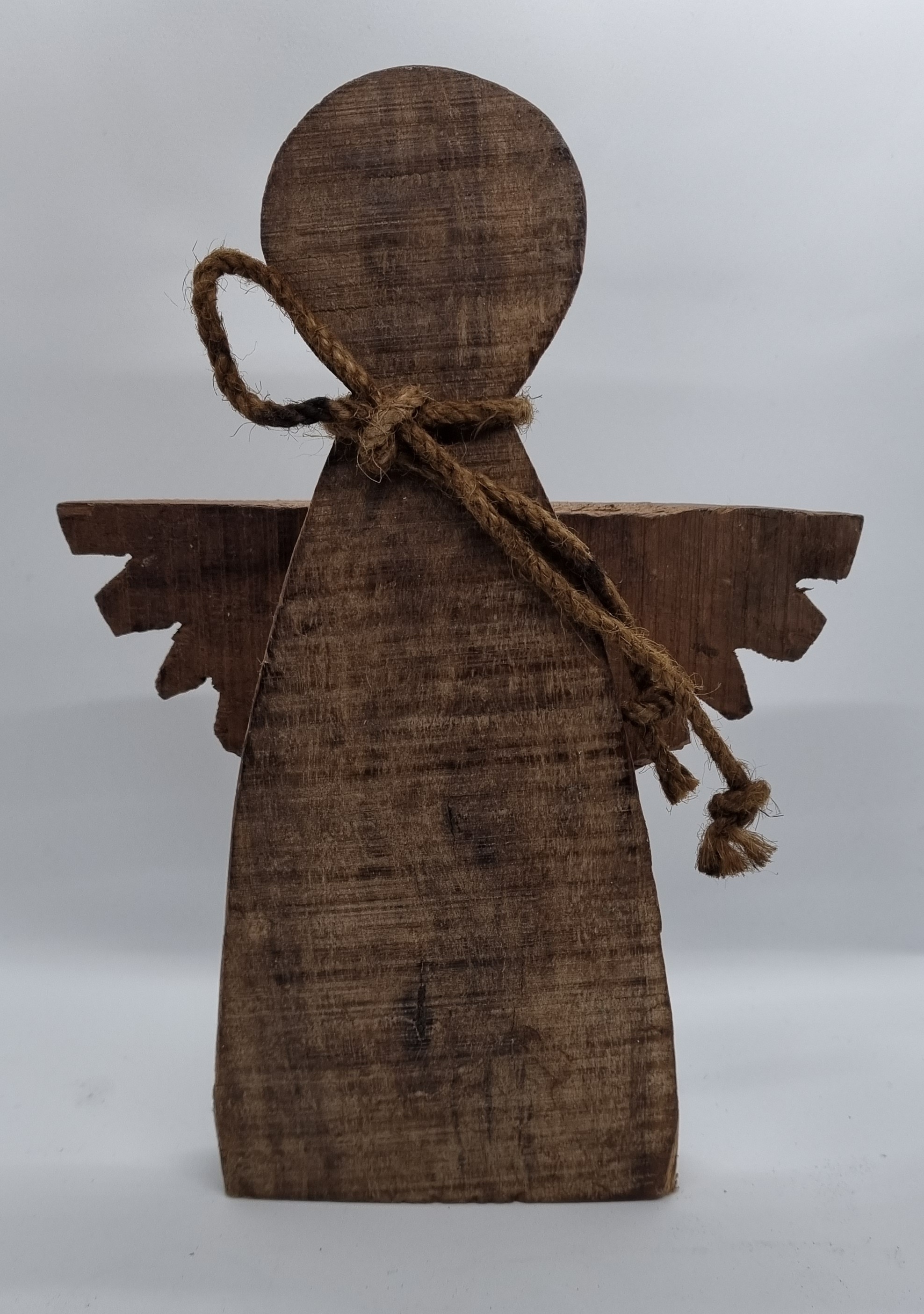 Stoere, dik steigerhouten engel, 27 cm. Afgeprijsd van €17,50 voor €12,50
