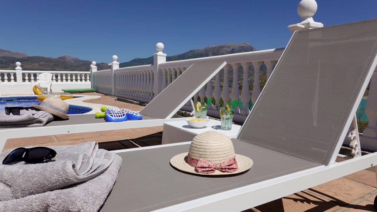 Zonnen op de prachtige terrassen van Casa VIVAndalusia onder de stralende zon in Andalusië