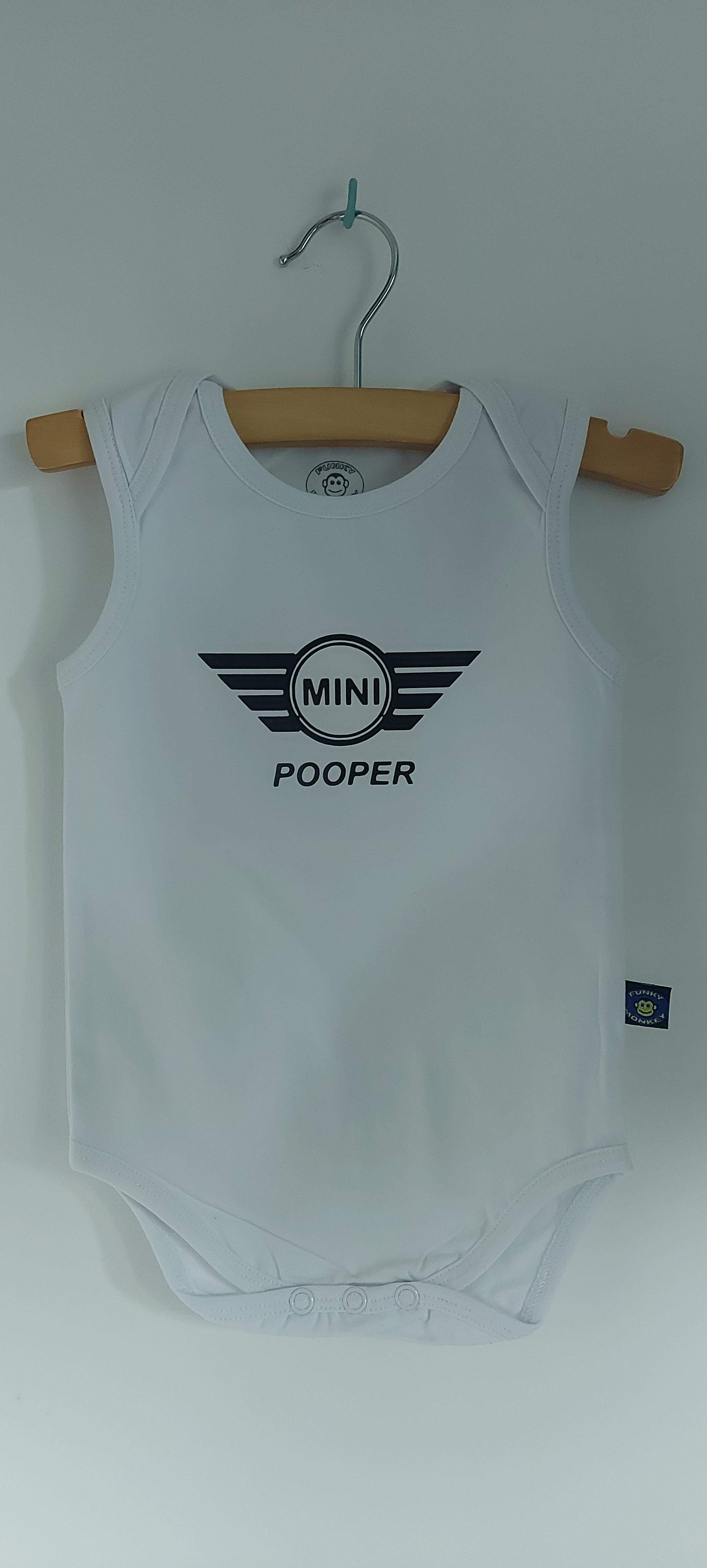 Romper "Mini Pooper" wit. Maat 62/68.
