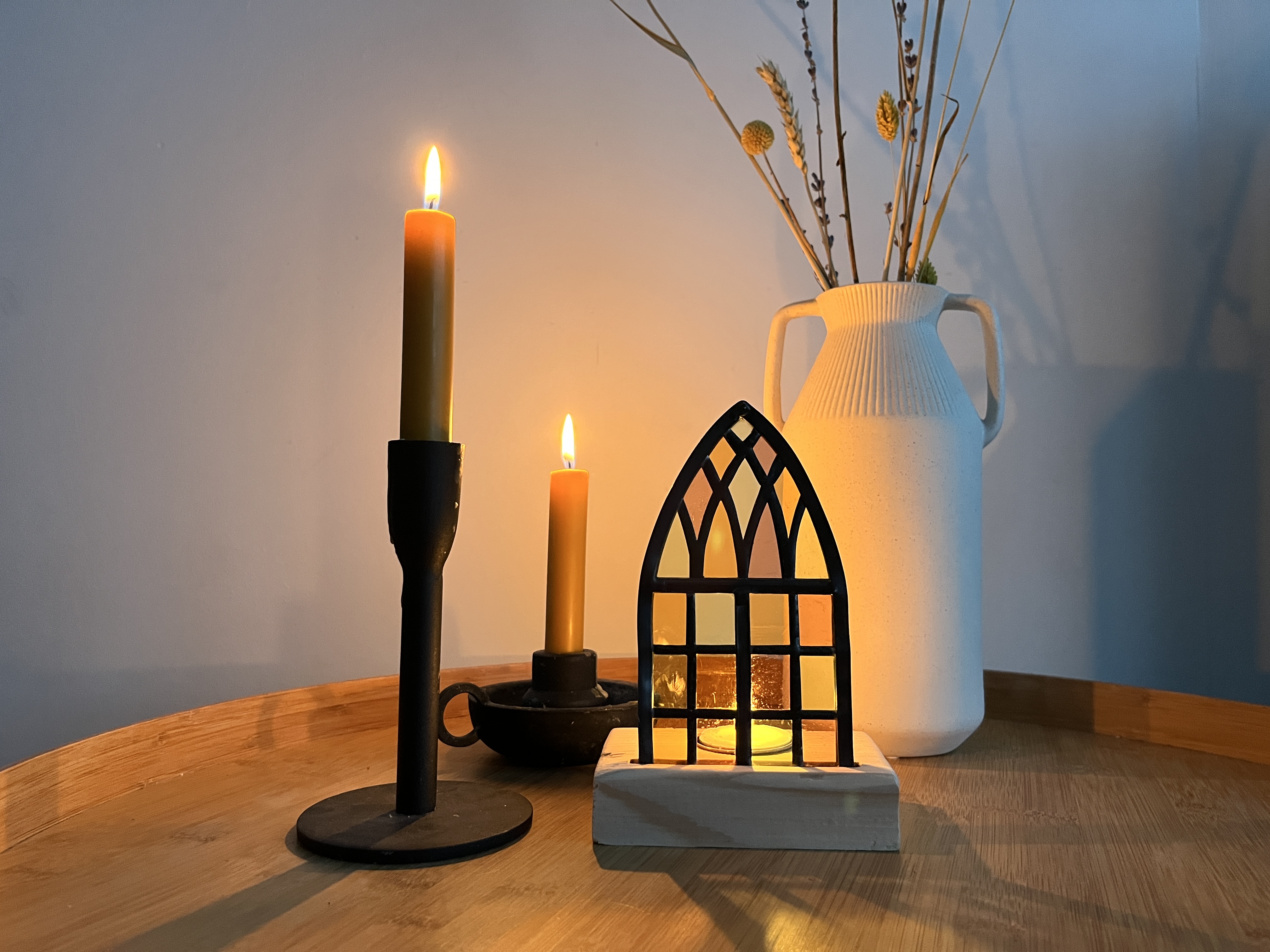 Waxinelichthouder; miniatuur gotisch raampje, gemaakt met hergebruikt, antiek glas