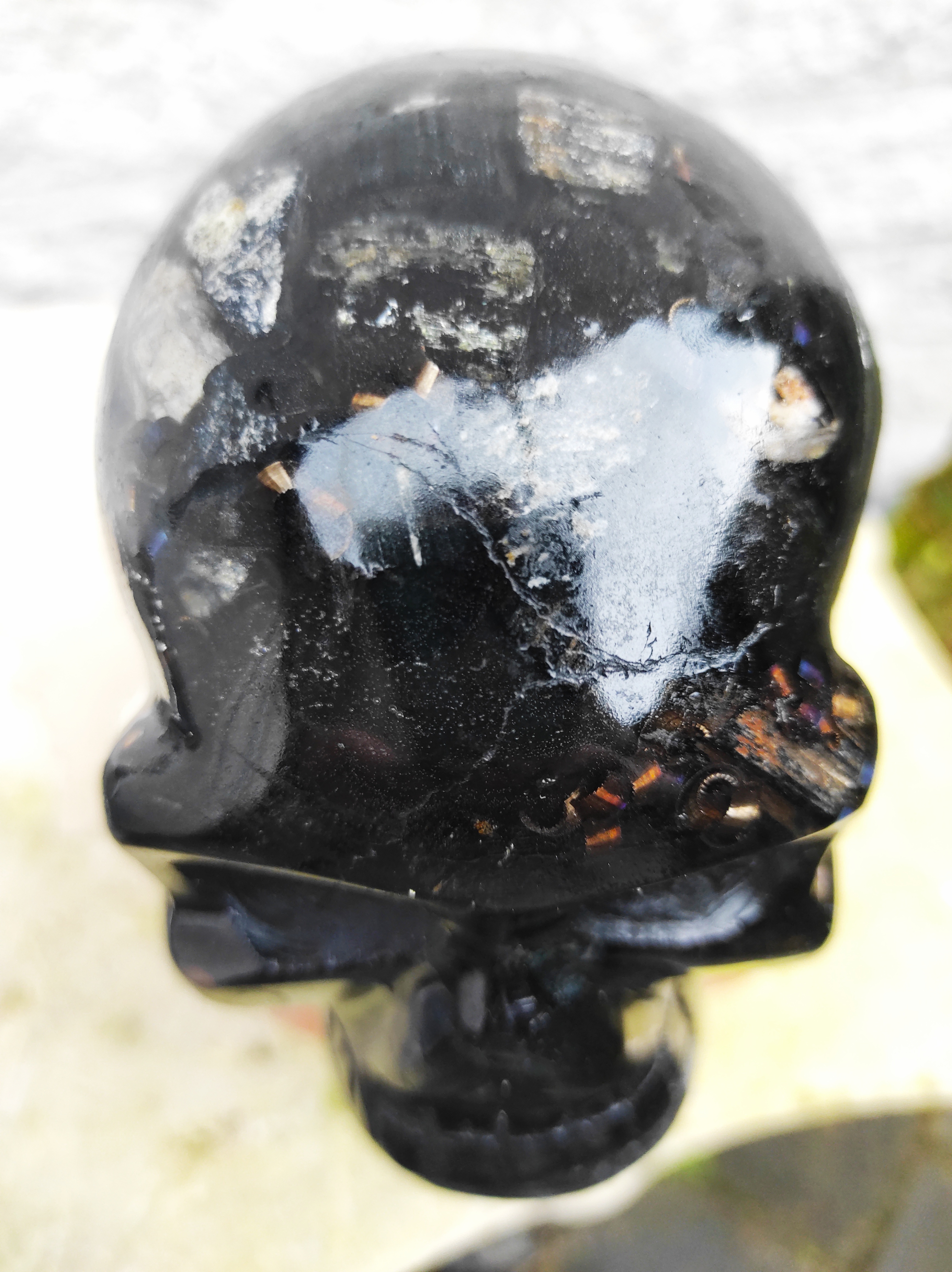 Orgonite Skull gevuld met Toermalijn en Shungit en ijzerkrullen.
