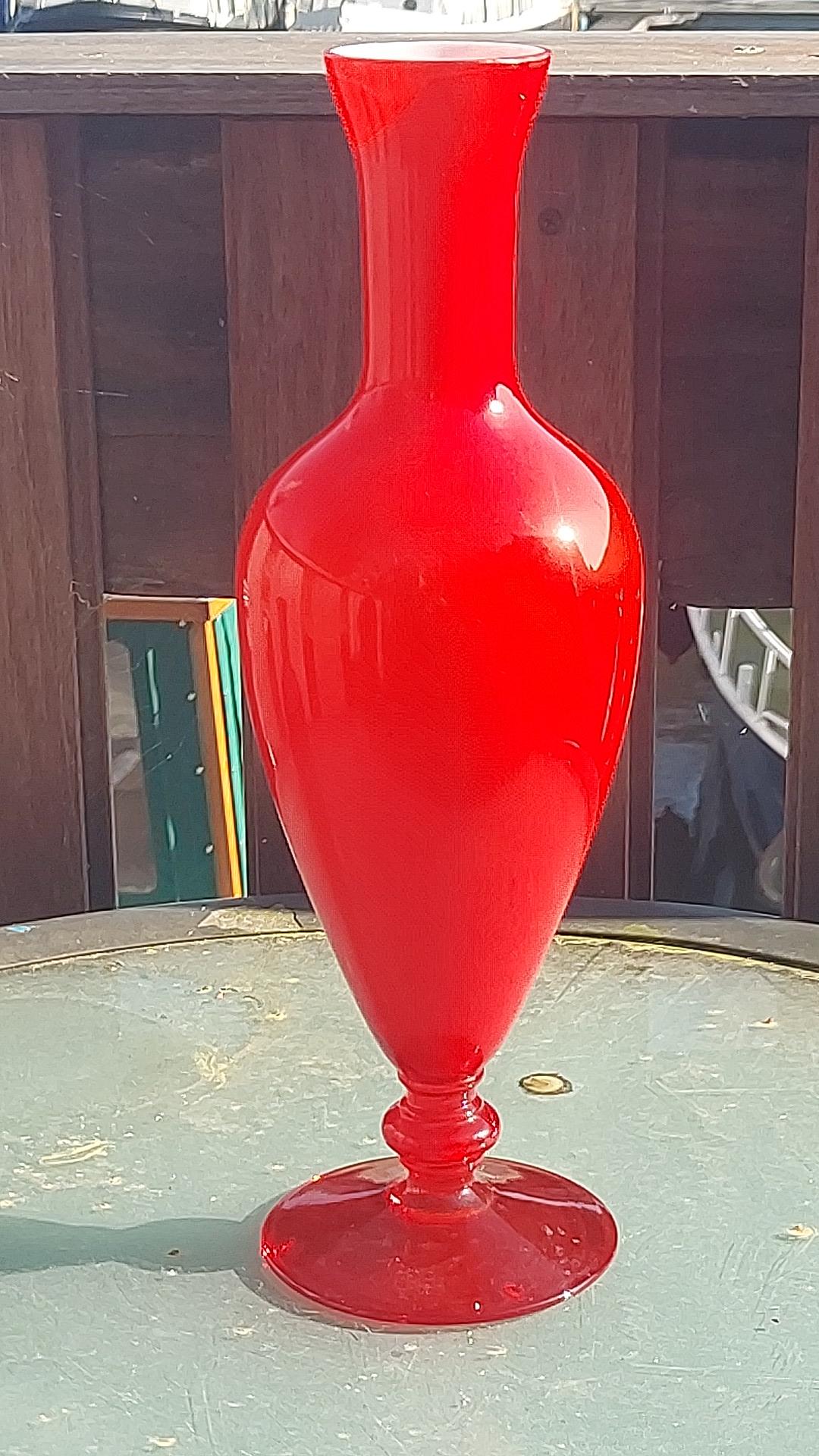 Rode glazen vaas