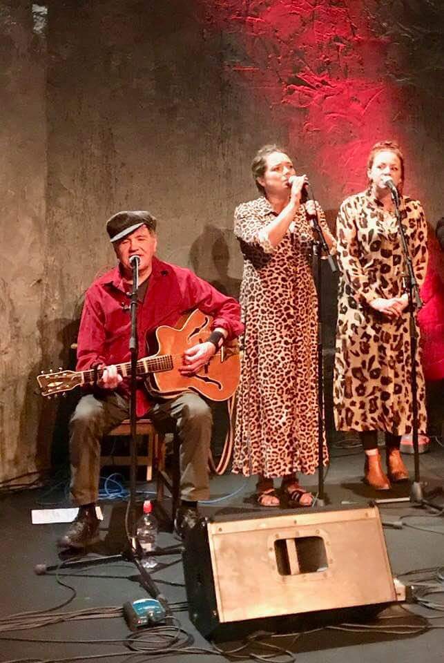 Padraig Stevens with backing singers performing at a concert