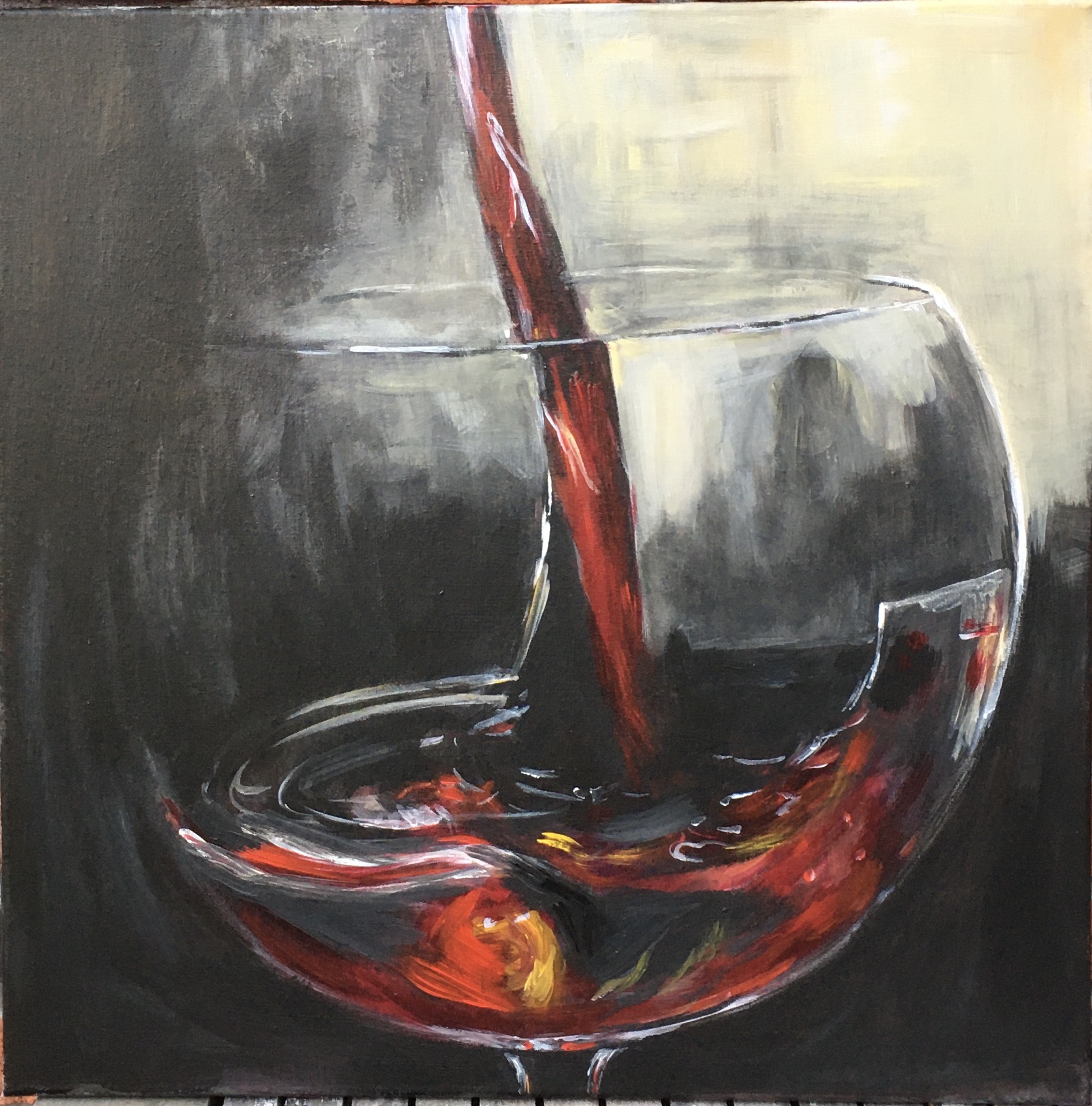 Wijnglas met rode wijn waar veel beweging in zit.