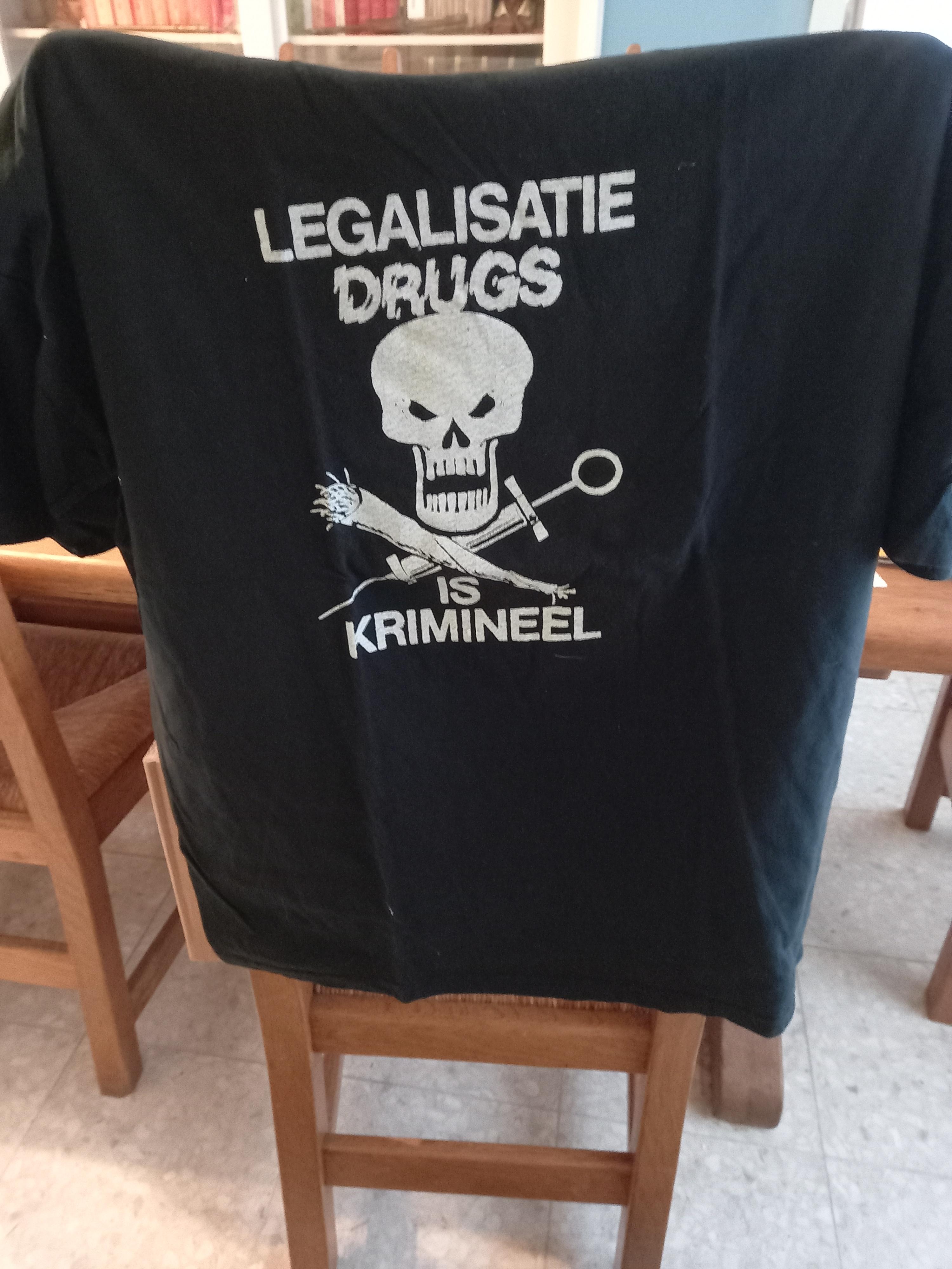 T-shirt legalisatie Drugs is Krimineel maat XL