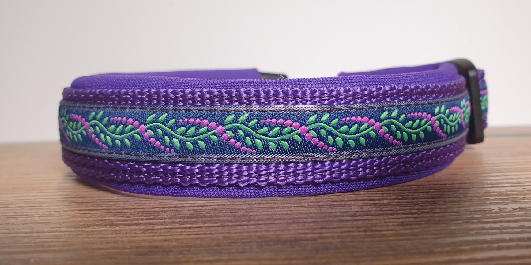 Halsband Blätterranken in violette Nr 17