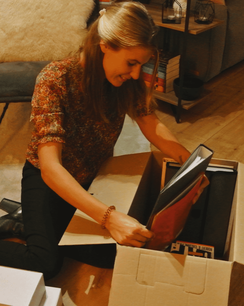 Marieke bezig met doos uitpakken als Professional Organizer
