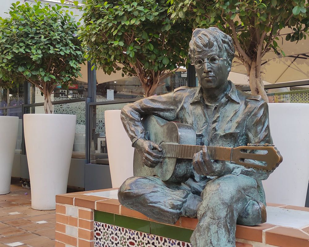 Herdenken van een Muzikale Tussenstop: John Lennon's Standbeeld in Almeria
