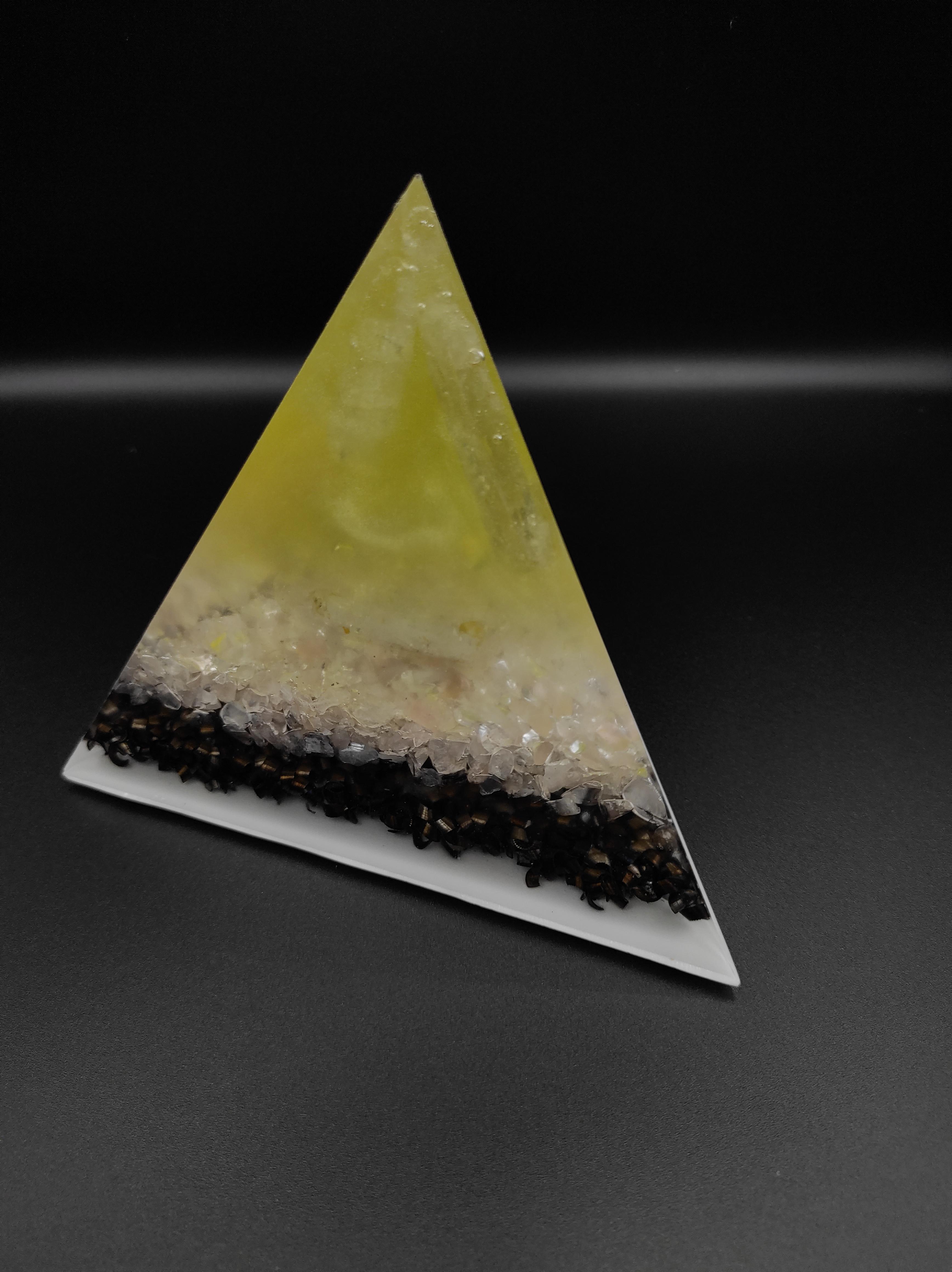 Driehoek gevuld met Hiddeniet, Lemurian Roots, Rozekwarts, IJzerkrullen en Aluminium oxide