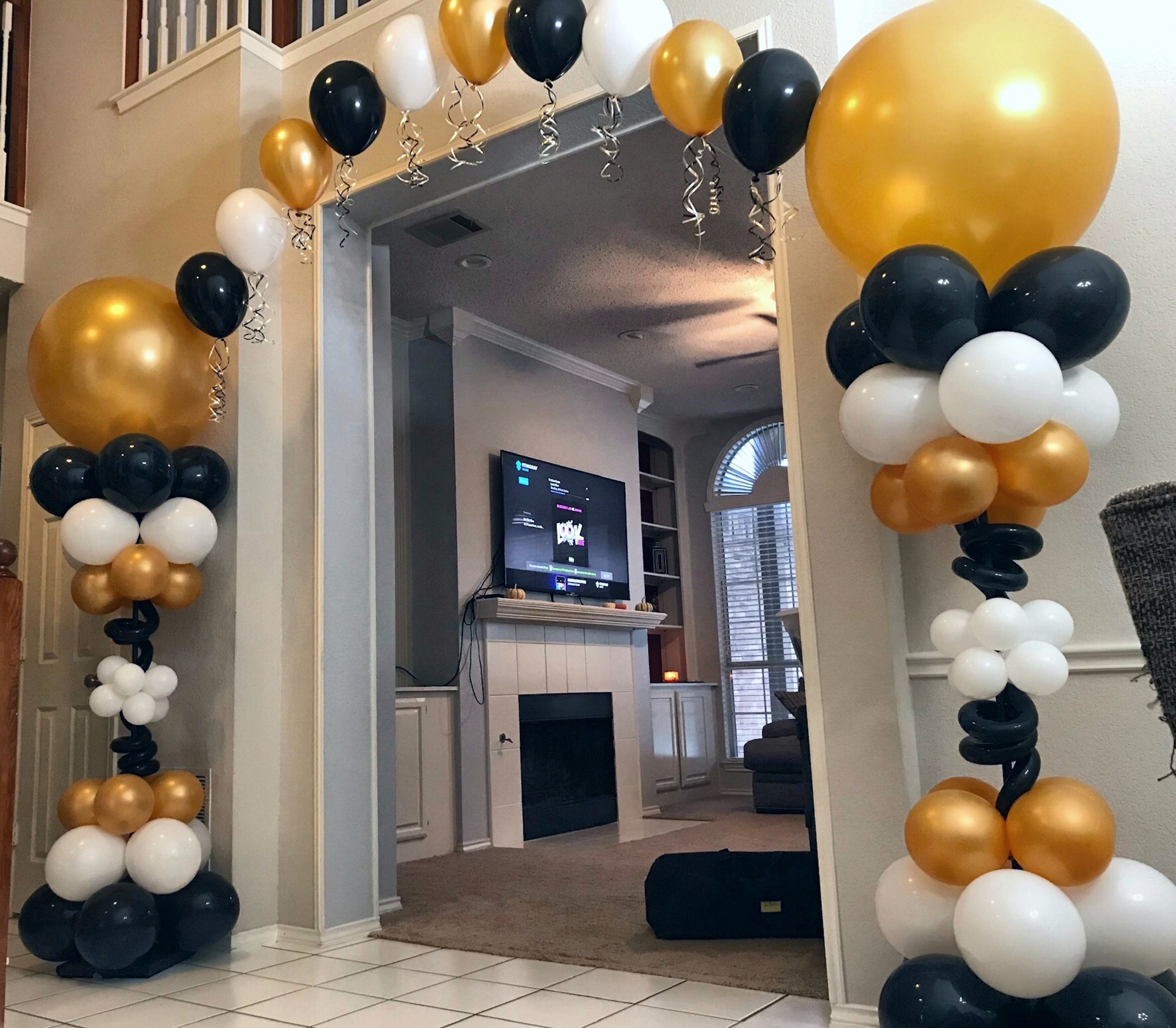 Balloon arch in gold, black and white, adjustable width and height