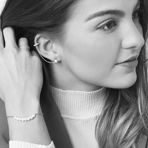 model met armbandjpg