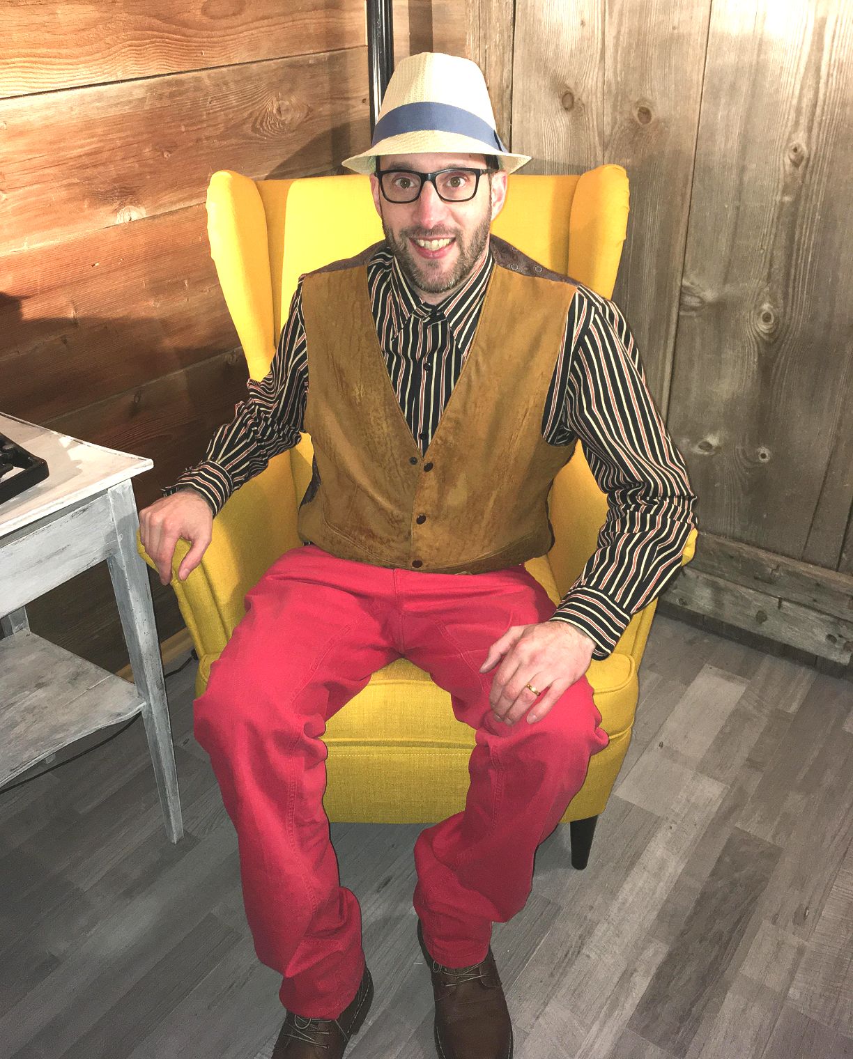 Sit down Comedian Spiky sitzt auf gelbem Sessel.
