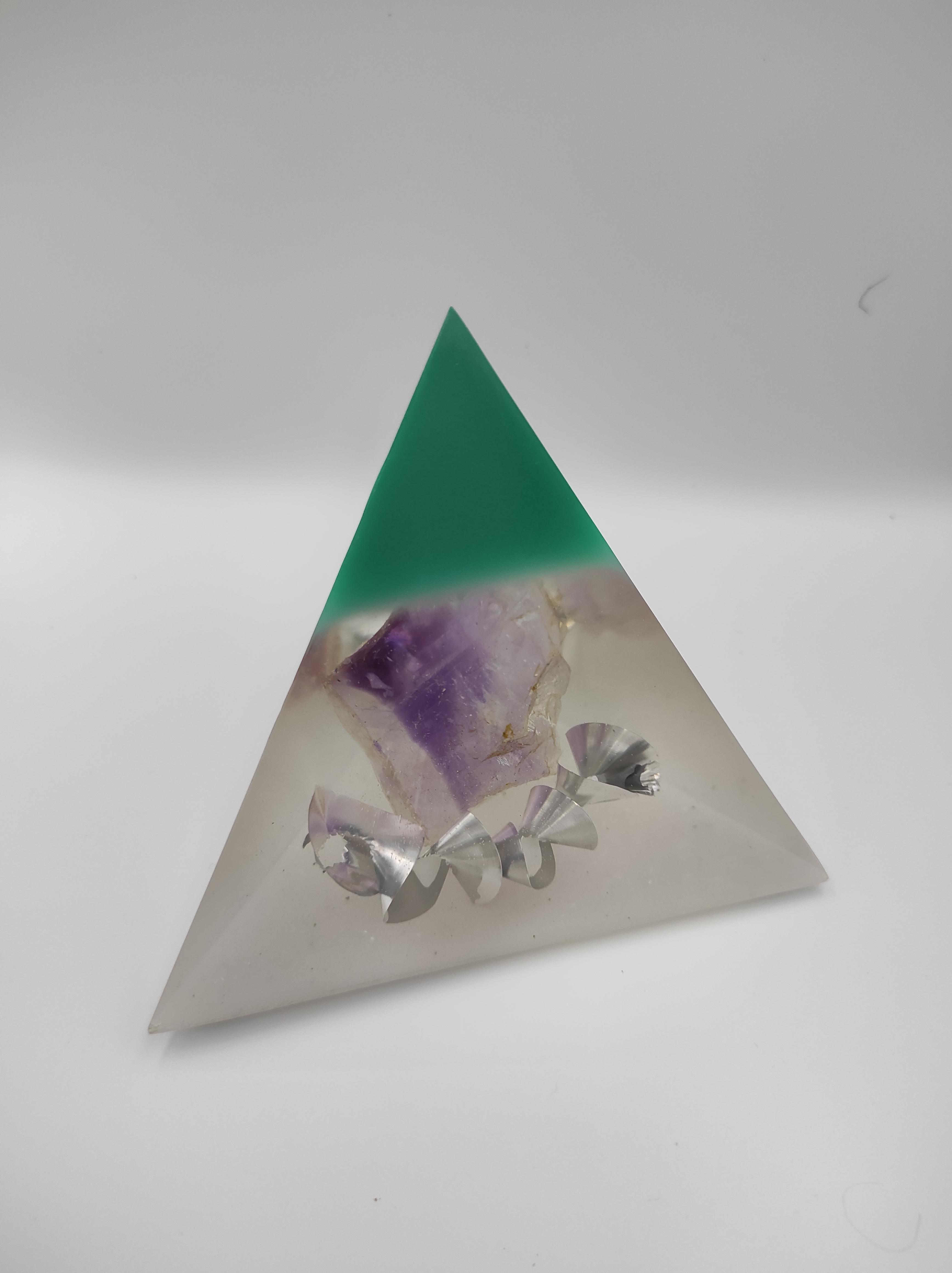 Driehoek gevuld met Amethist, aluminium, kopercarbonaat en Seleniet