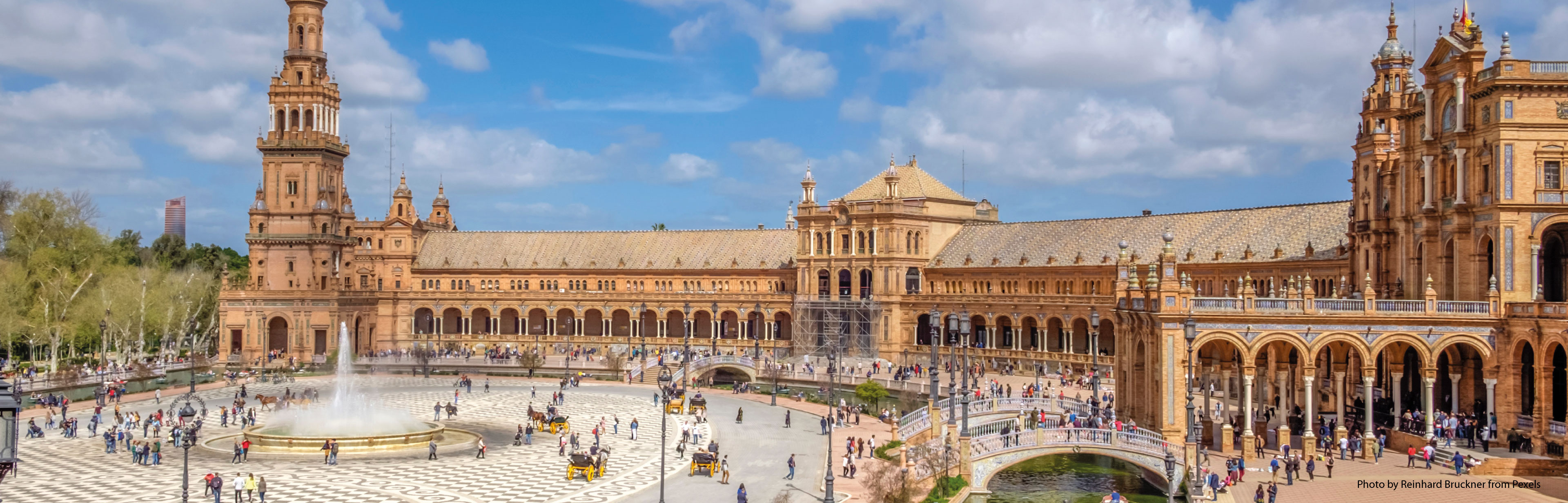 Het koninklijk paleis van Sevilla is een ommuurd paleizencomplex, op 2 uur  25 min